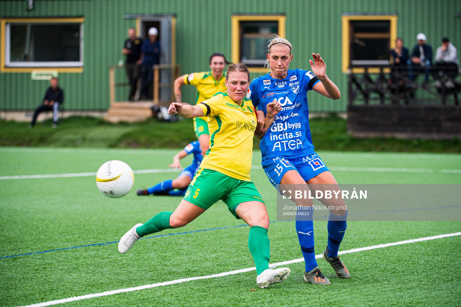 Bollstanäs Malin Elsilä Engdahl och Kalmars Mikaela Almgren under fotbollsmatchen i Elitettan mellan Bollstanäs och Kalmar den 26 september 2020 i Upplands Väsby.