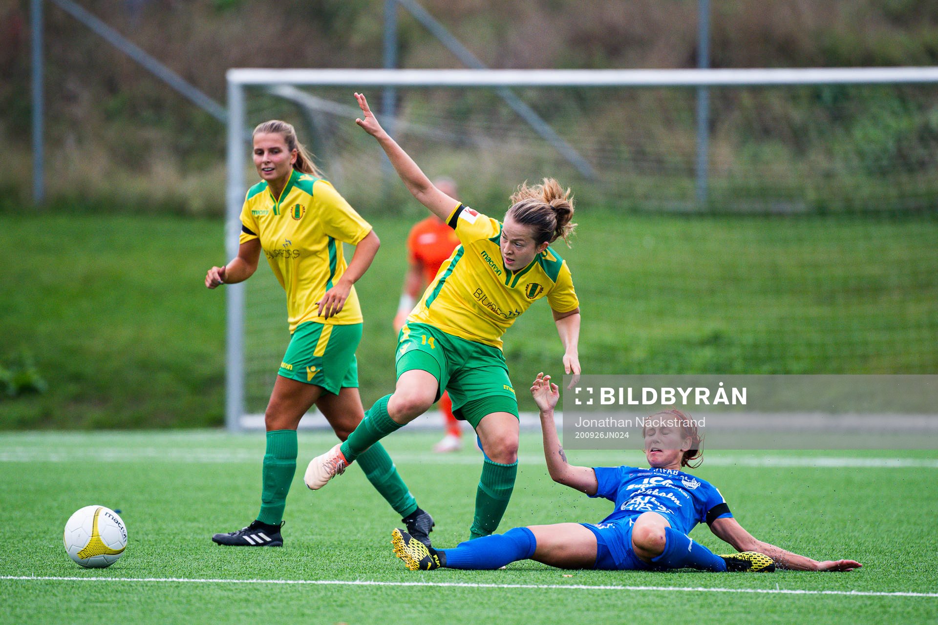 Kalmars Ofelia Medhammar och Bollstanäs Karin Öberg
