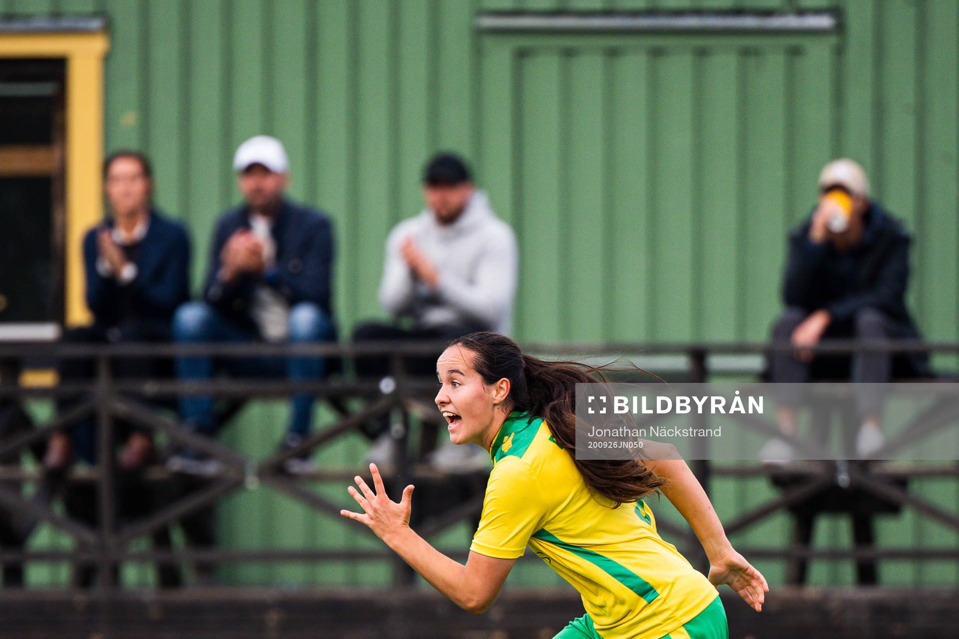 Bollstanäs Cassandra Larsson jublar