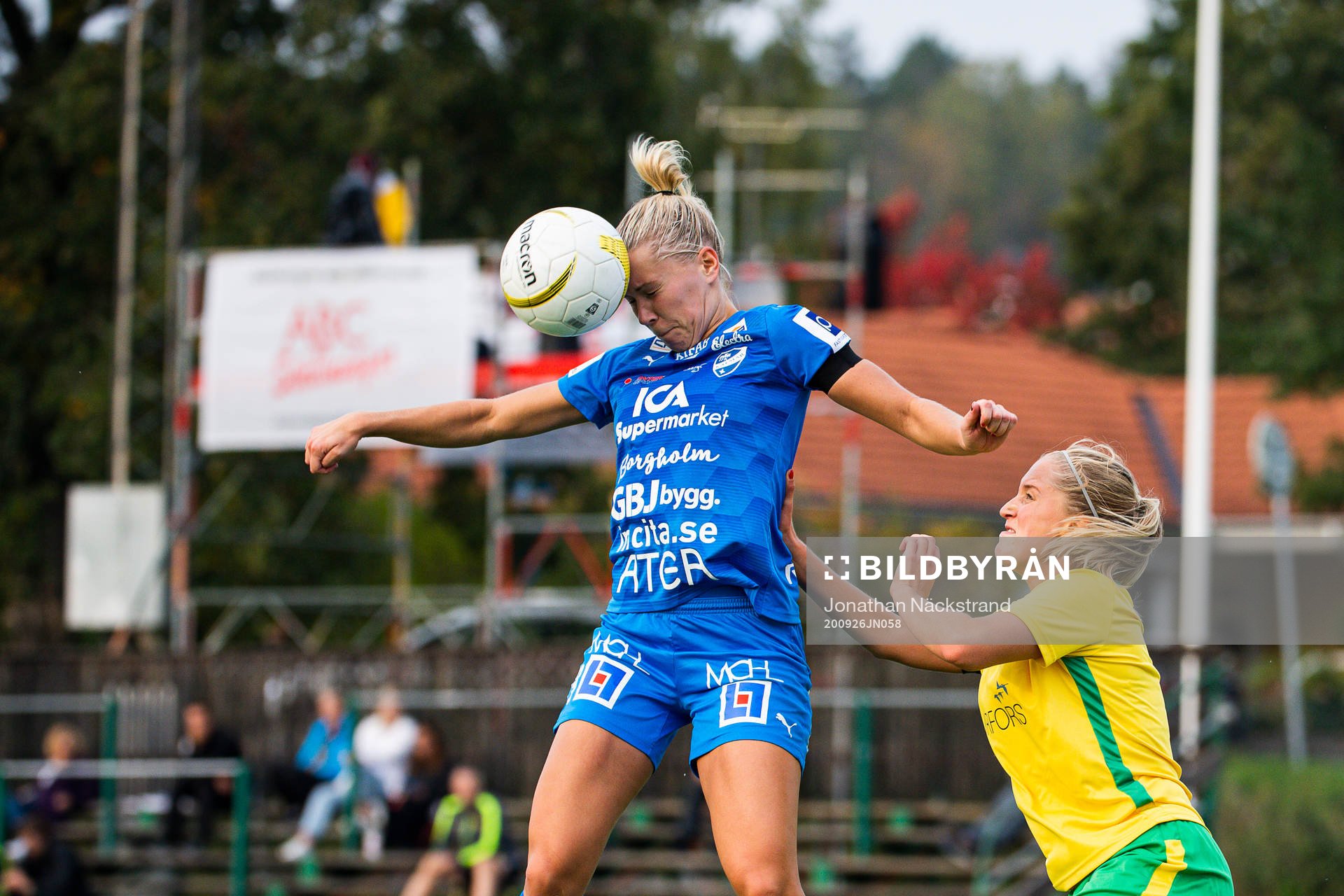 Kalmars Mimmi Asperot och Bollstanäs Thea Nyberg under fotbollsmatchen i Elitettan mellan Bollstanäs och Kalmar den 26 september 2020 i Upplands Väsby.