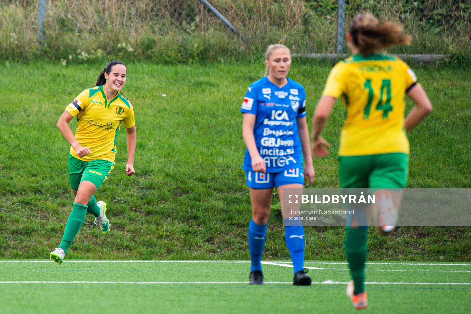 Bollstanäs Cassandra Larsson jublar