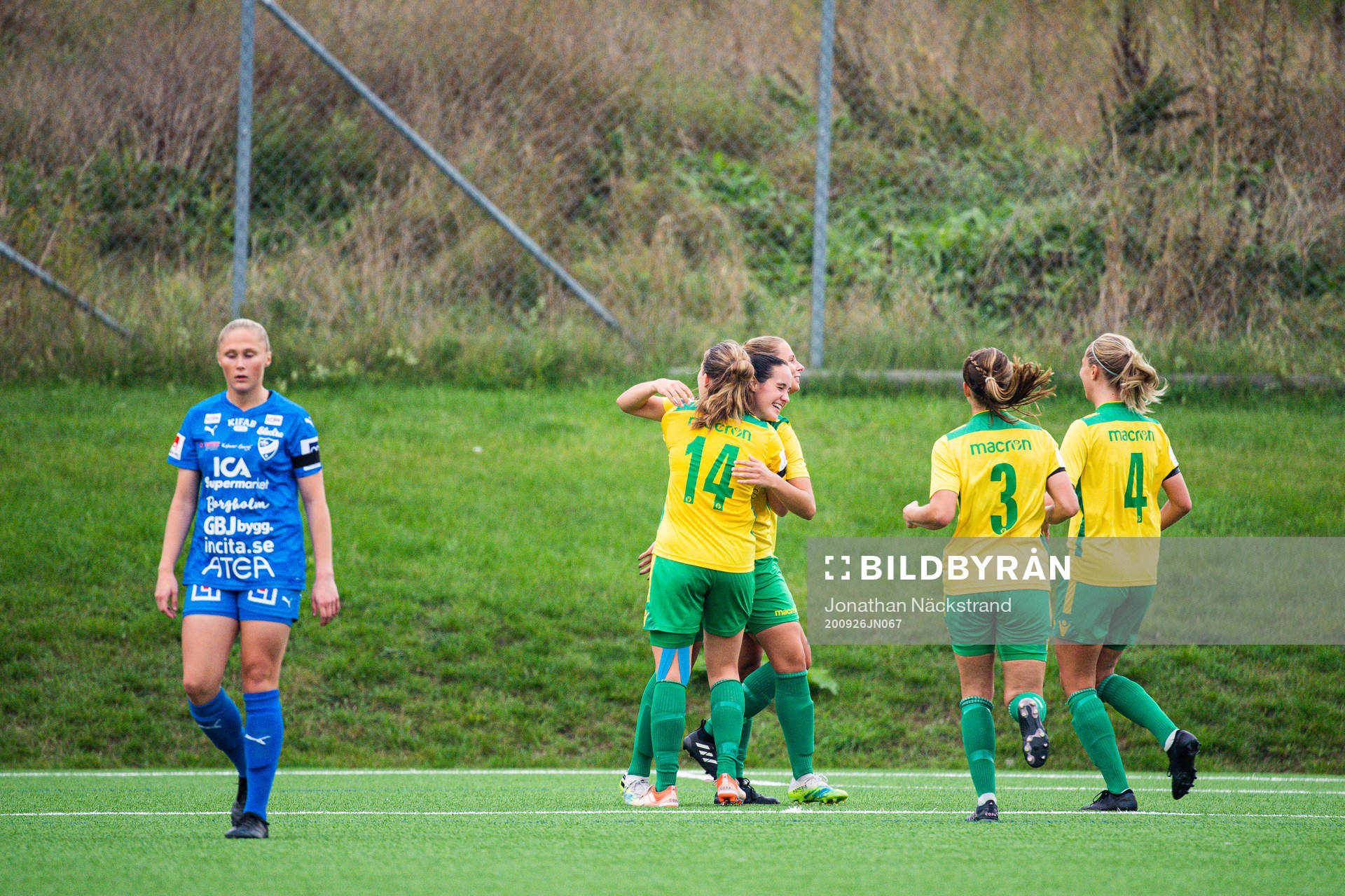 Bollstanäs Cassandra Larsson jublar med lagkamrater