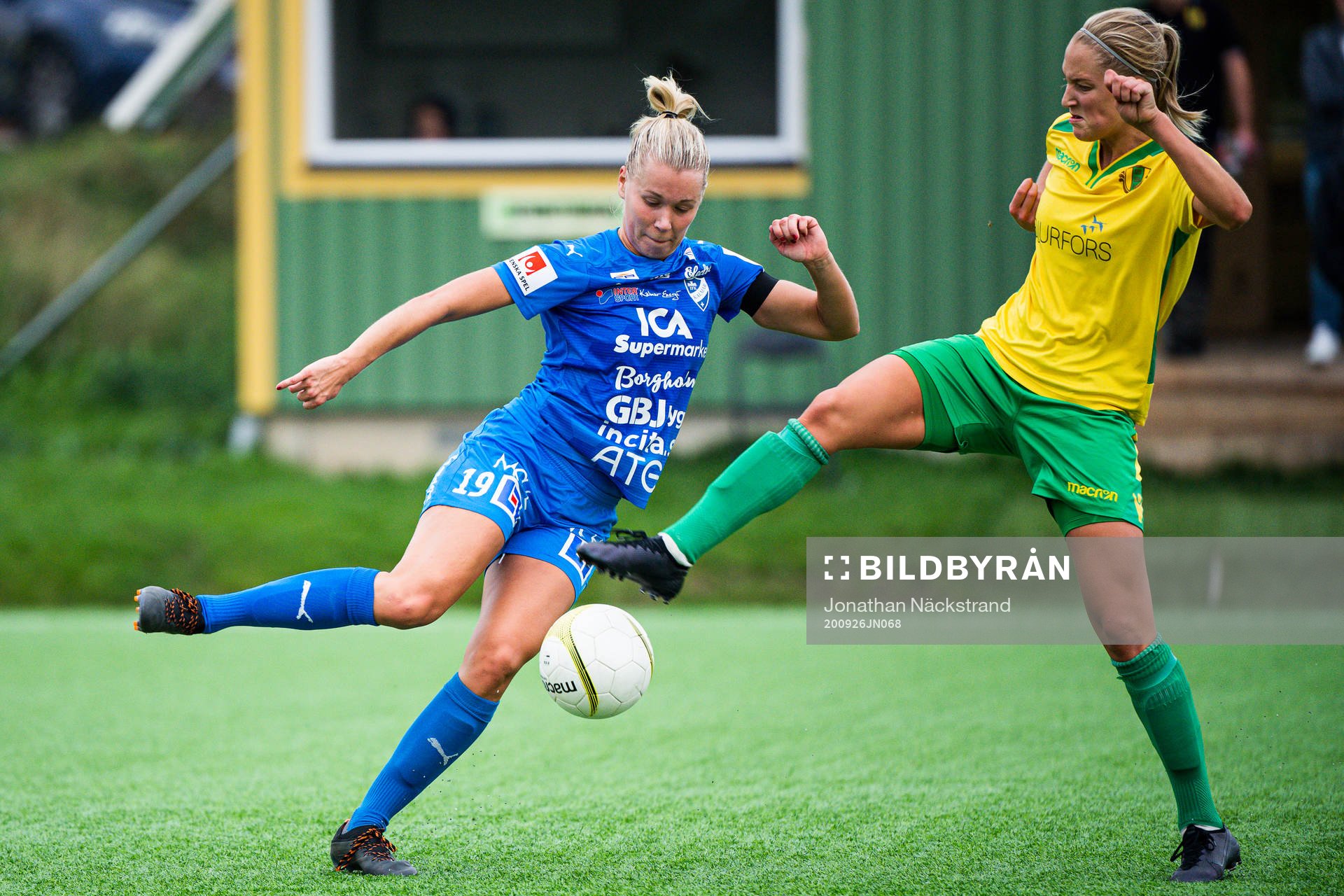 Kalmars Mimmi Asperot och Bollstanäs Thea Nyberg under fotbollsmatchen i Elitettan mellan Bollstanäs och Kalmar den 26 september 2020 i Upplands Väsby.