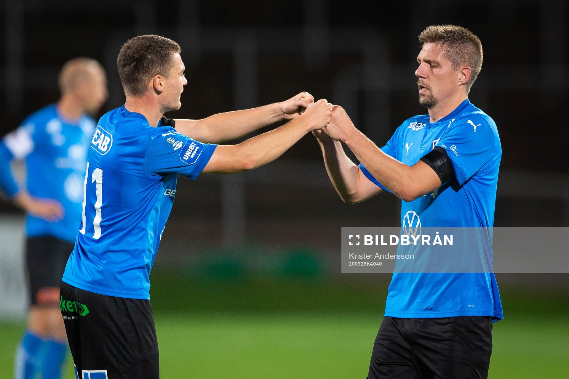 Halmstads Samuel Kroon och Halmstads Mikael Boman jublar efter fotbollsmatchen i Superettan mellan Halmstad och Ljungskile den 26 september 2020 i Halmstad.