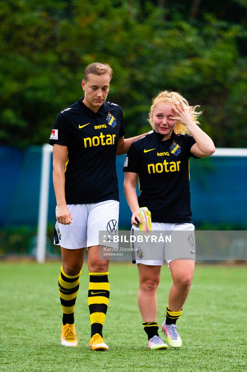 s Jenny Danielsson och Sophia Redenstrand deppar