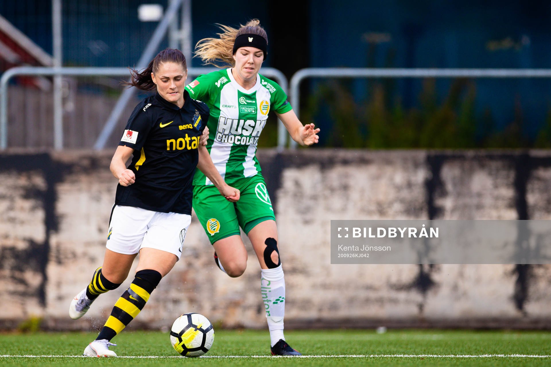 AIK:s Fanny Johansson och Hammarbys Emma Westin under fotbollsmatchen i Elitettan mellan AIK och Hammarby den 26 september 2020 i Stockholm.