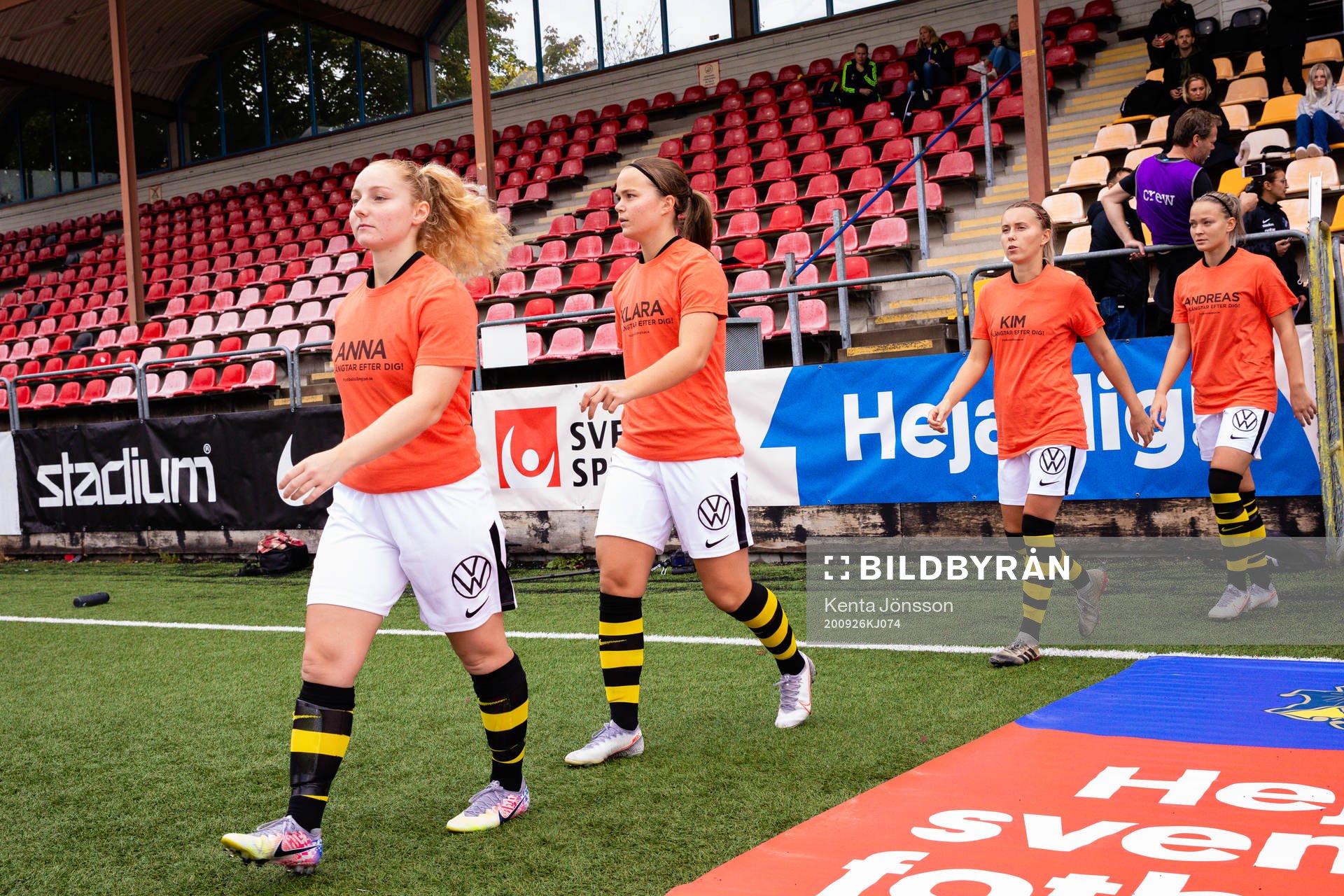 s Sophia Redenstrand och Johanna Lindell med lagkamrater