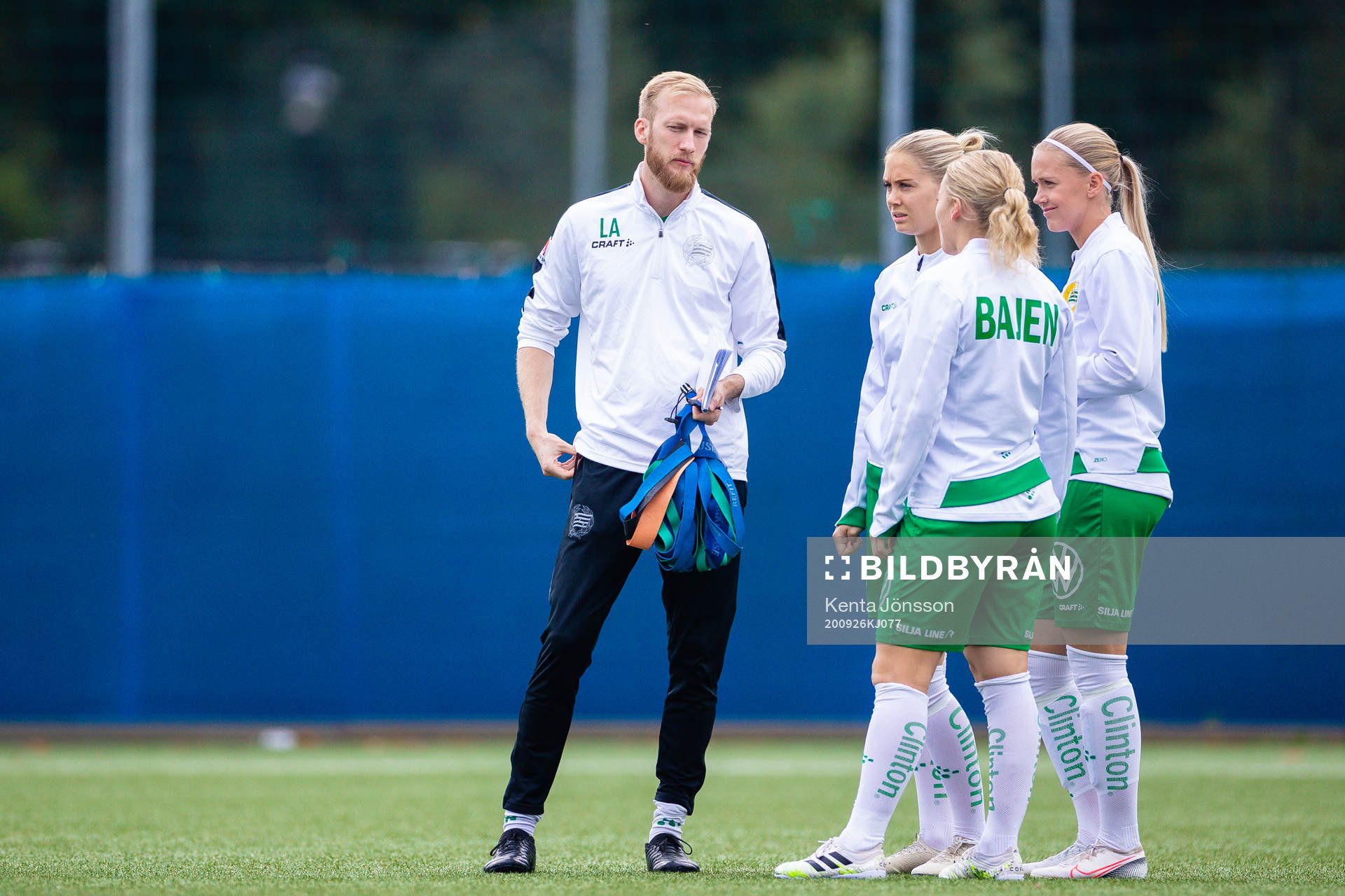 Hammarbys assisterande tränare Ludvig Axelsson med spelare under uppvärmningen inför fotbollsmatchen i Elitettan mellan AIK och Hammarby den 26 september 2020 i Stockholm.