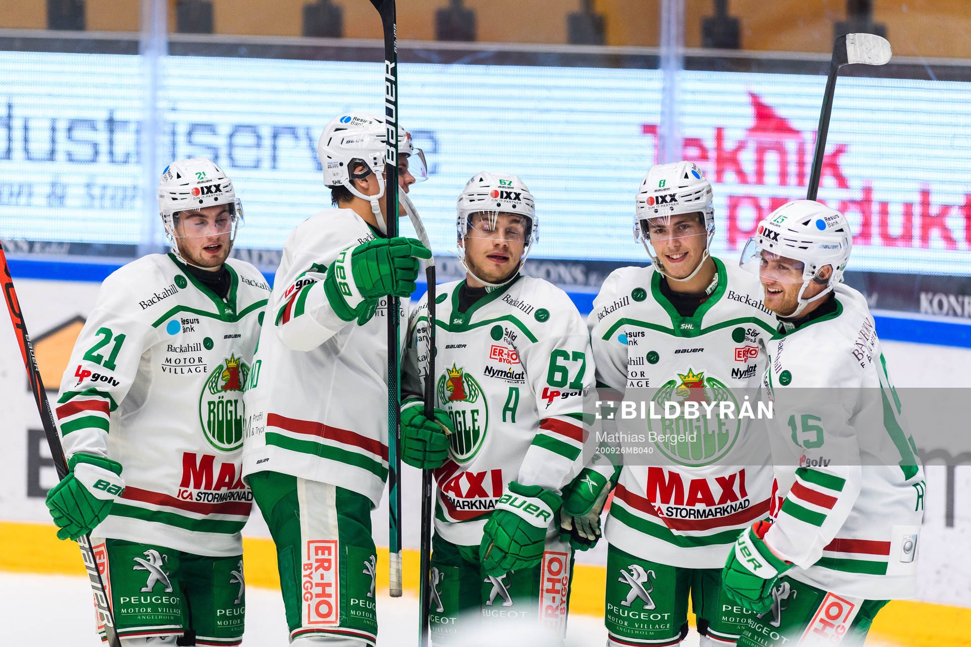 Rögles Samuel Johannesson jublar med lagkamrater