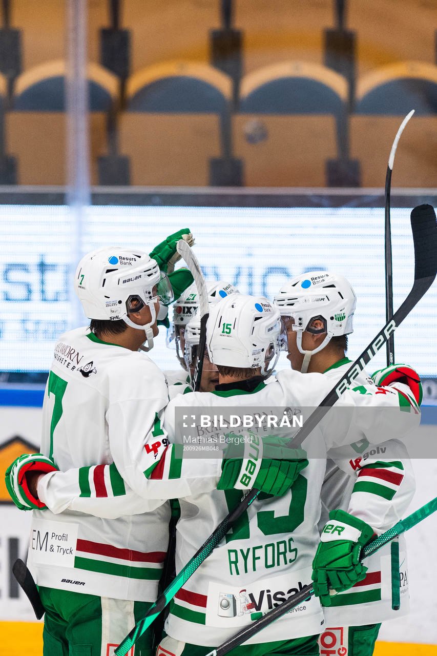 Rögles Samuel Johannesson jublar med lagkamrater