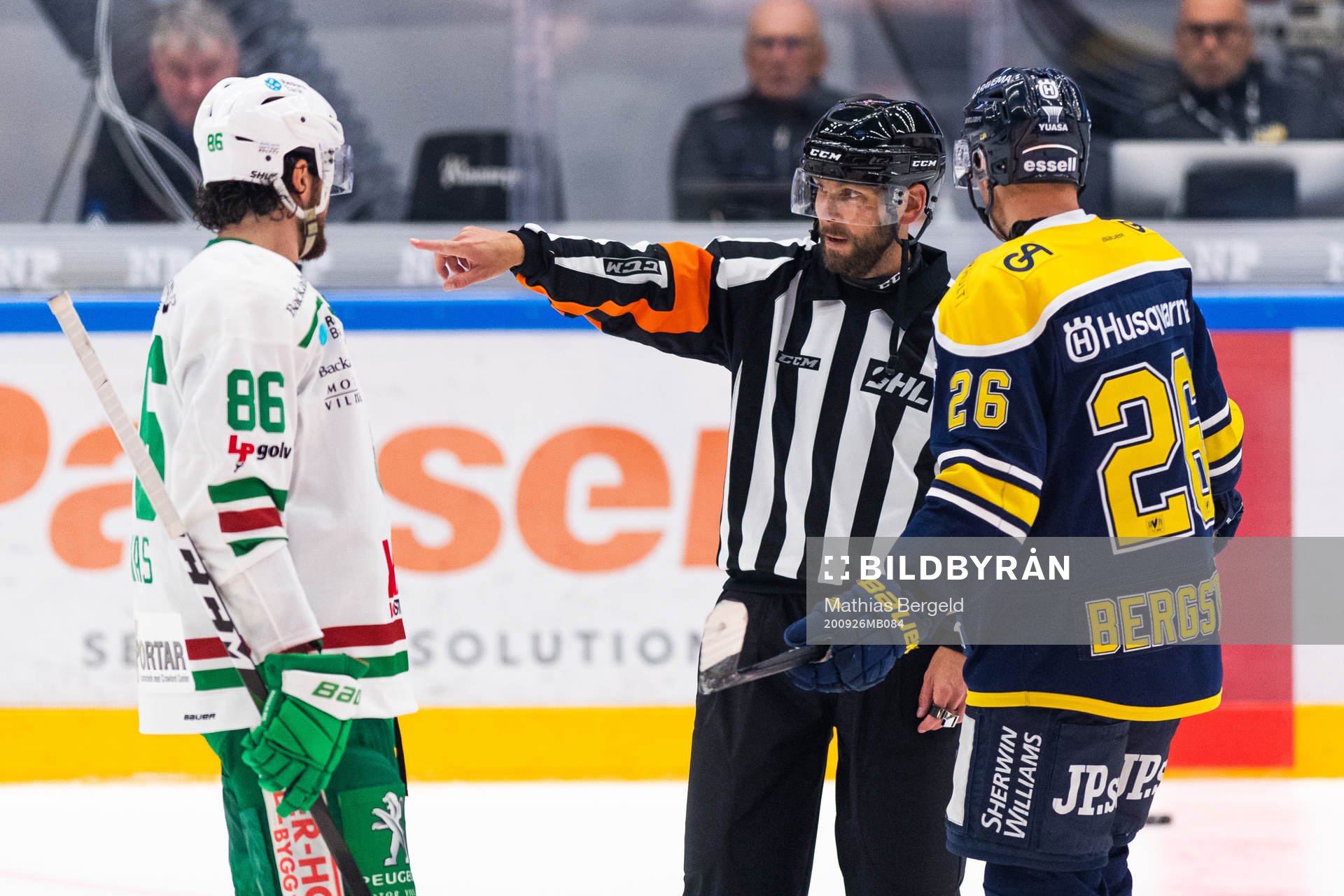 s Alexander Bergström diskuterar med domare Marcus Linde