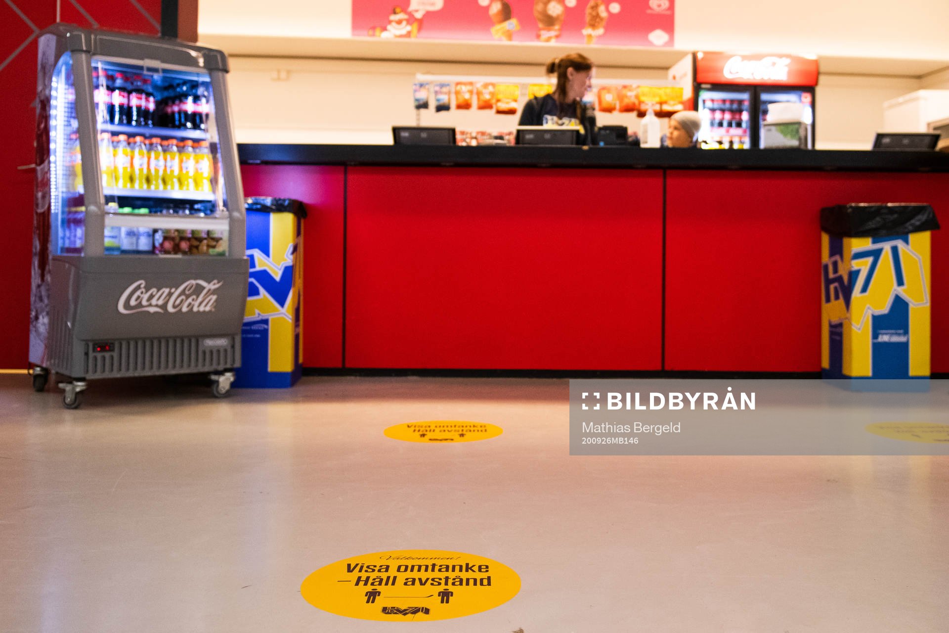 En kiosk med ett klistermärke på golvet som uppmanar