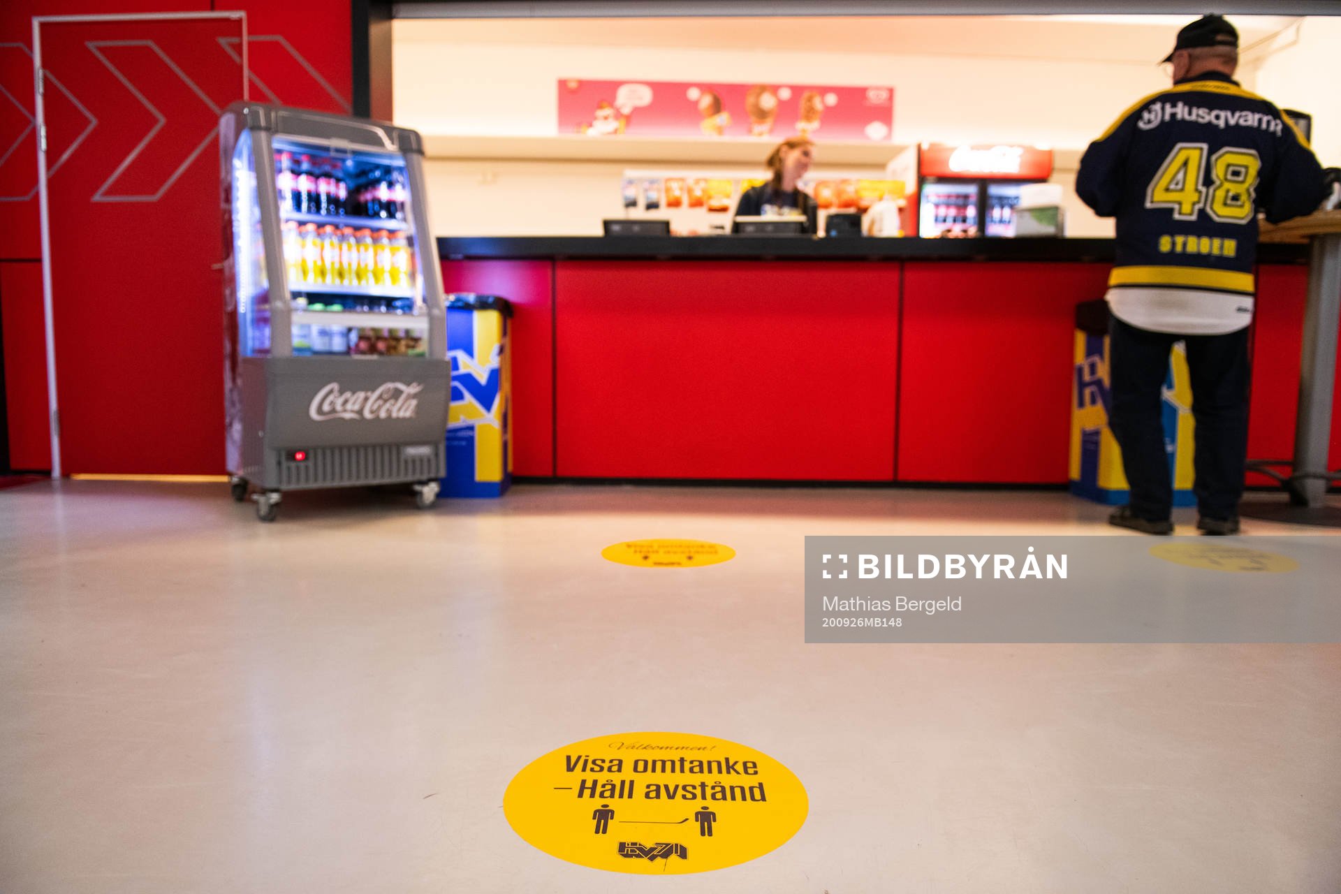 En kiosk med ett klistermärke på golvet som uppmanar