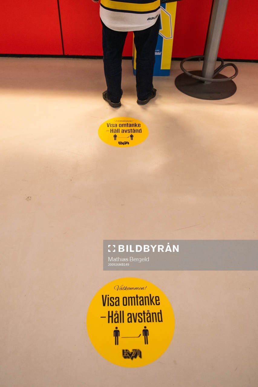 En kiosk med ett klistermärke på golvet som uppmanar