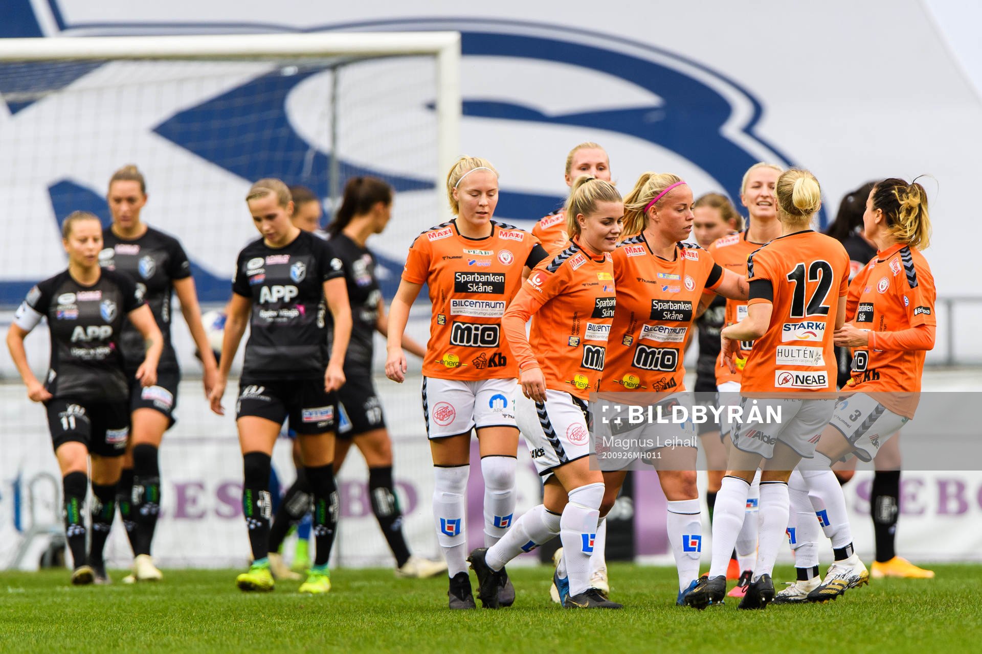 Kristianstads Therese Sessy Åsland jublar med lagkamrater efter 2-1 under fotbollsmatchen i Damallsvenskan mellan Växjö och Kristianstad den 26 september 2020 i Växjö.