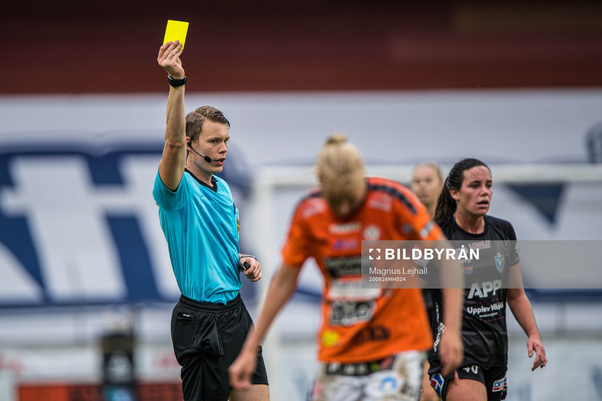 Växjös Phoebe Lynch McCleron tilldelas gult kort