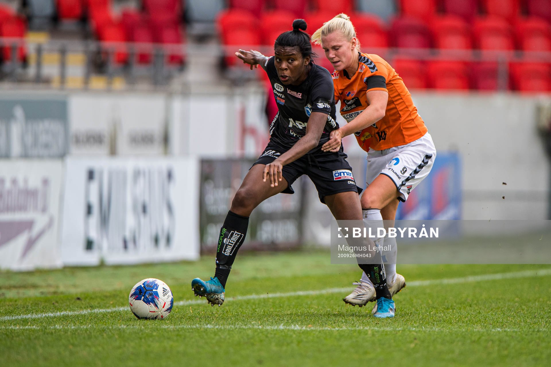 Växjös Ini-Abasi Umotong och Kristianstads Josefine Rybrink under fotbollsmatchen i Damallsvenskan mellan Växjö och Kristianstad den 26 september 2020 i Växjö.