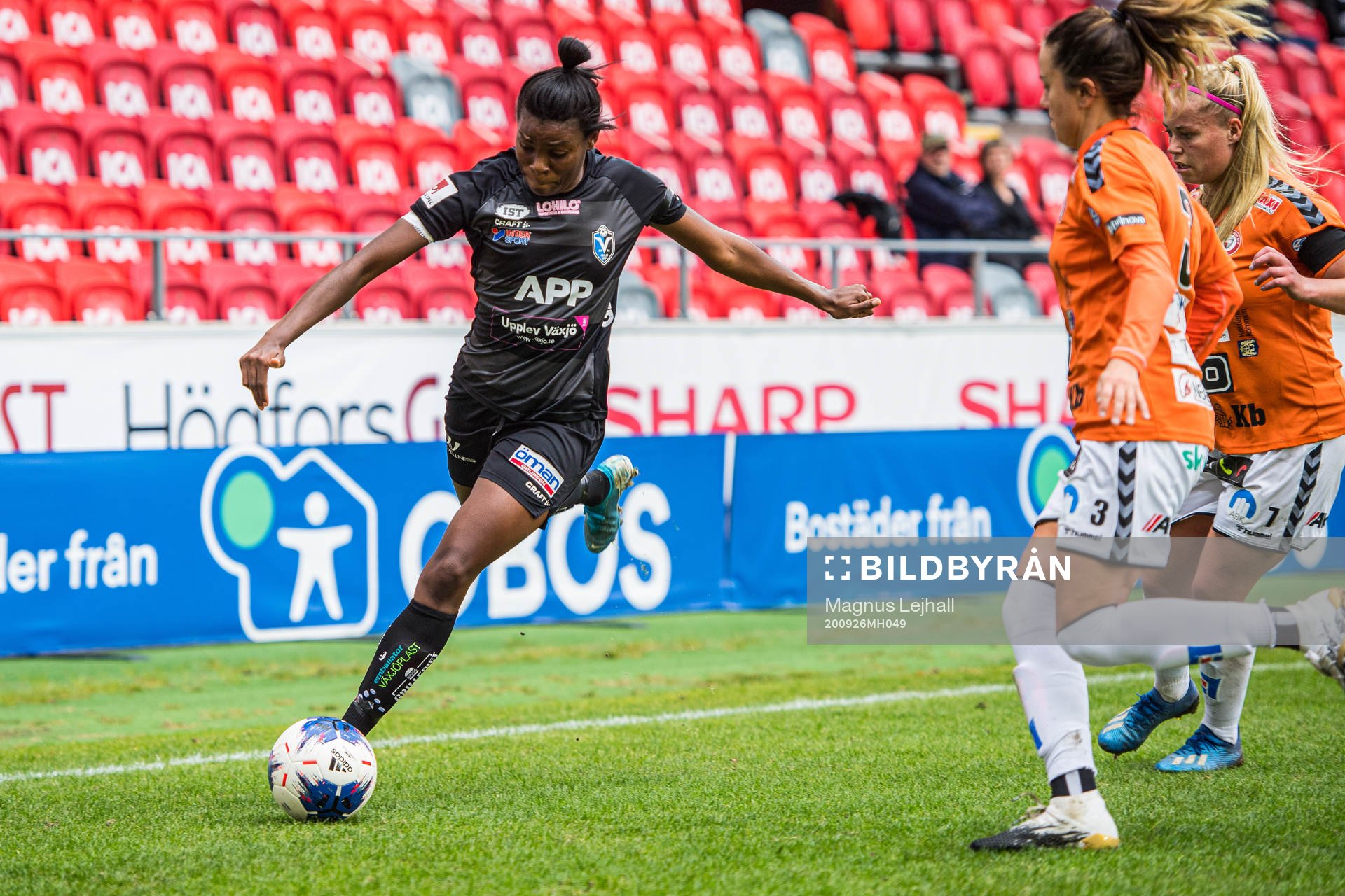 Växjös Ini-Abasi Umotong och Kristianstads Lauren Barnes under fotbollsmatchen i Damallsvenskan mellan Växjö och Kristianstad den 26 september 2020 i Växjö.