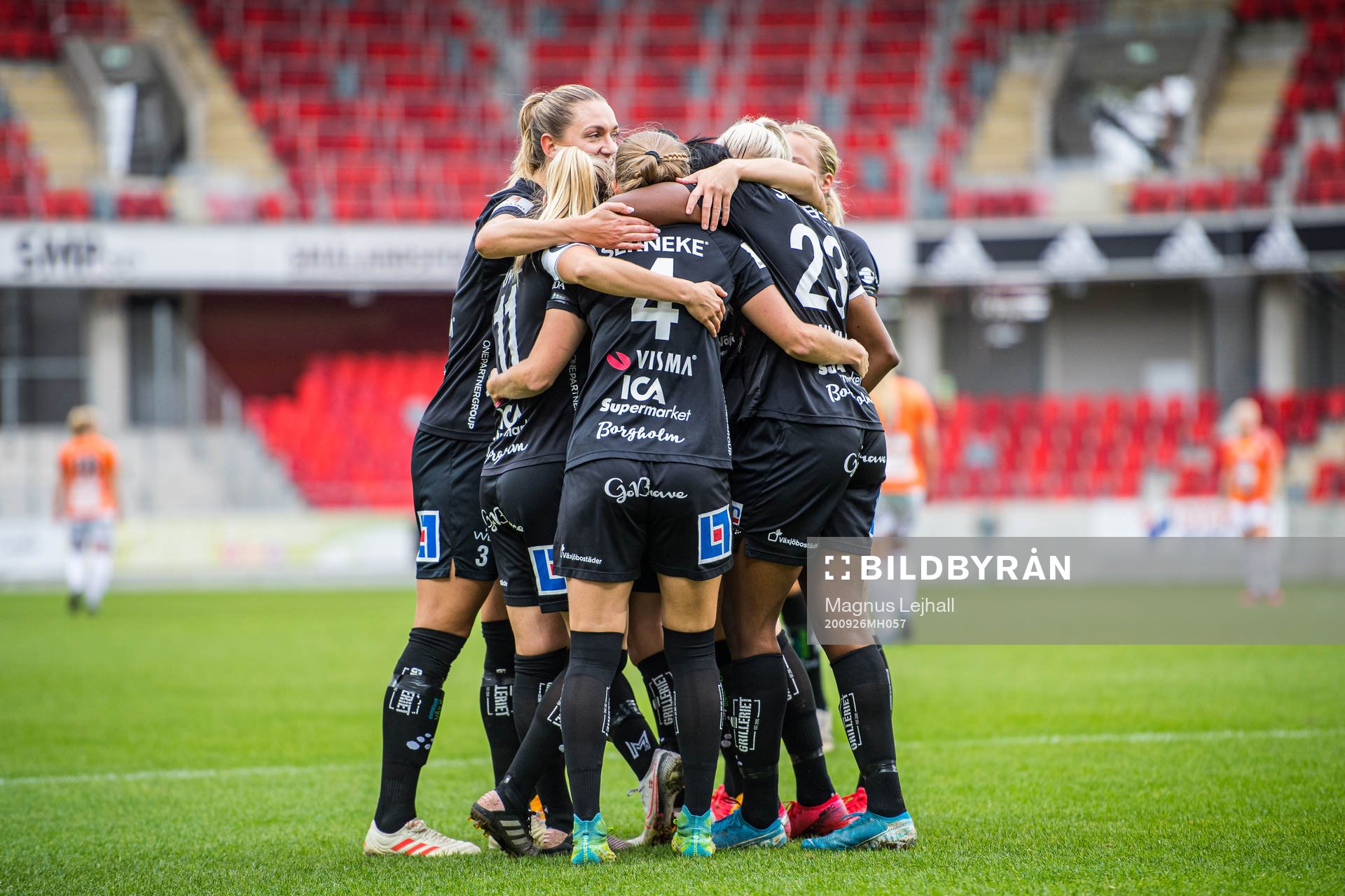 Växjös Ria Öling jublar med lagkamraterna