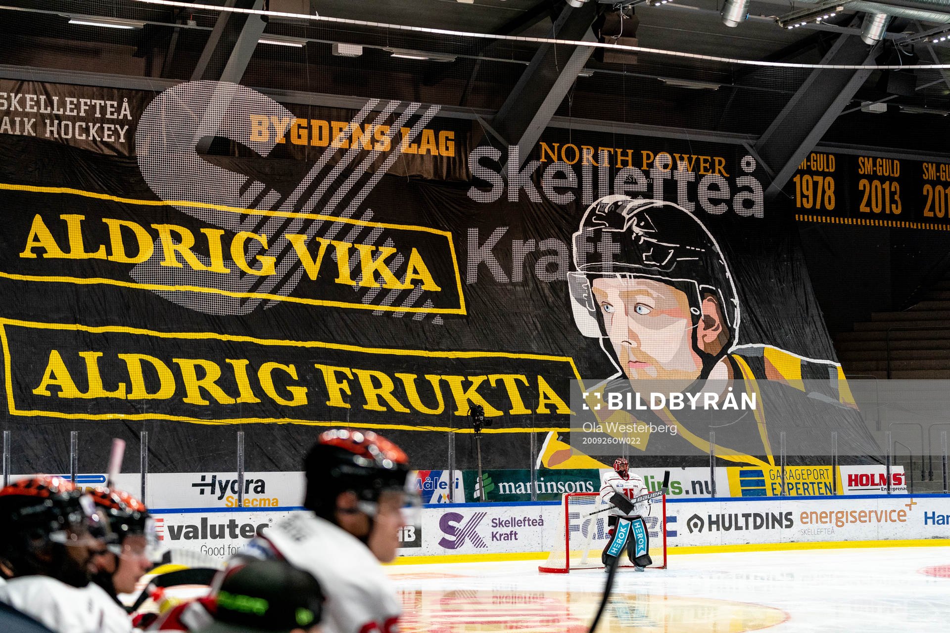 Tifo på Skellefteås Oscar Möller med texten Aldrig vika