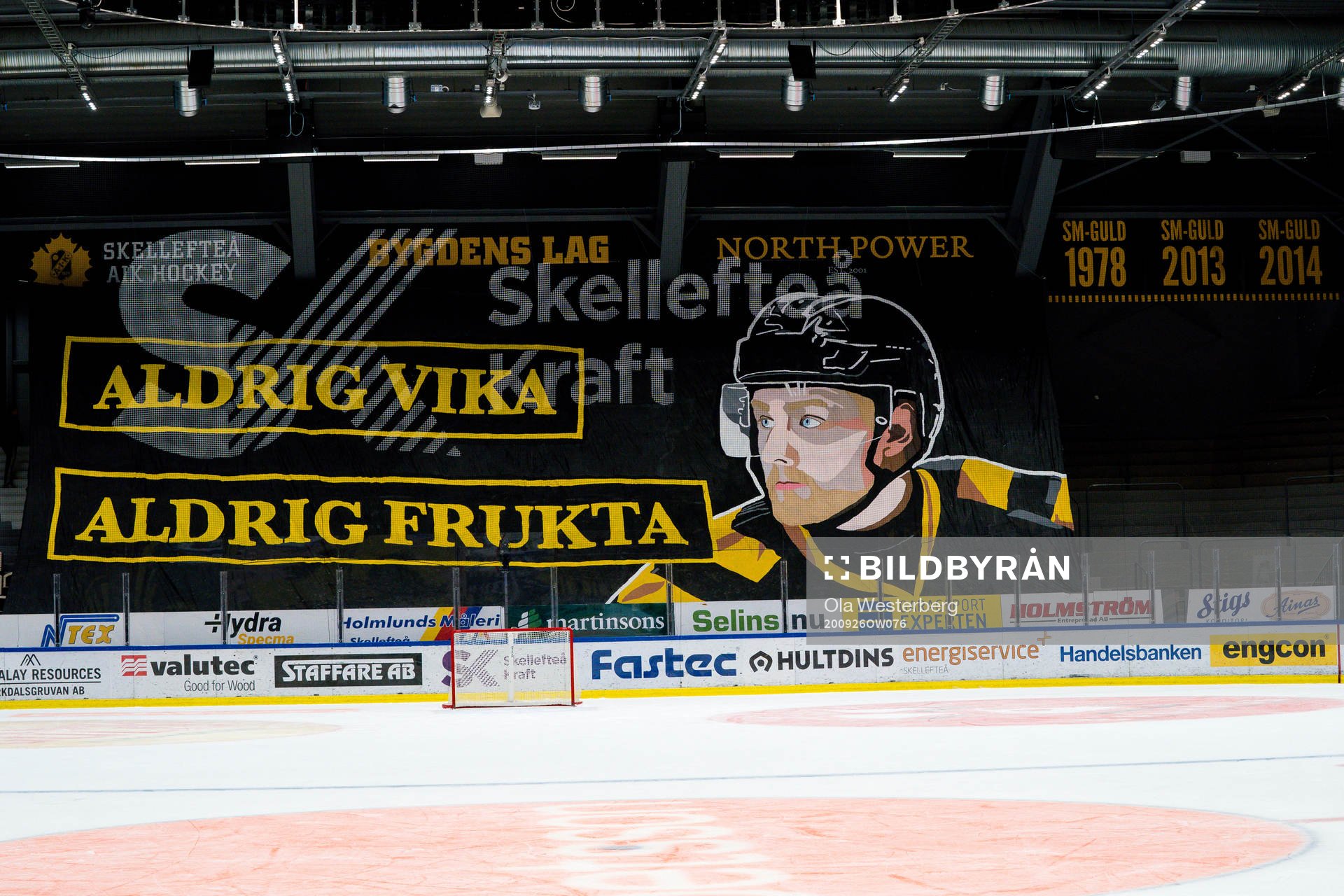 Tifo på Skellefteås Oscar Möller med texten Aldrig vika