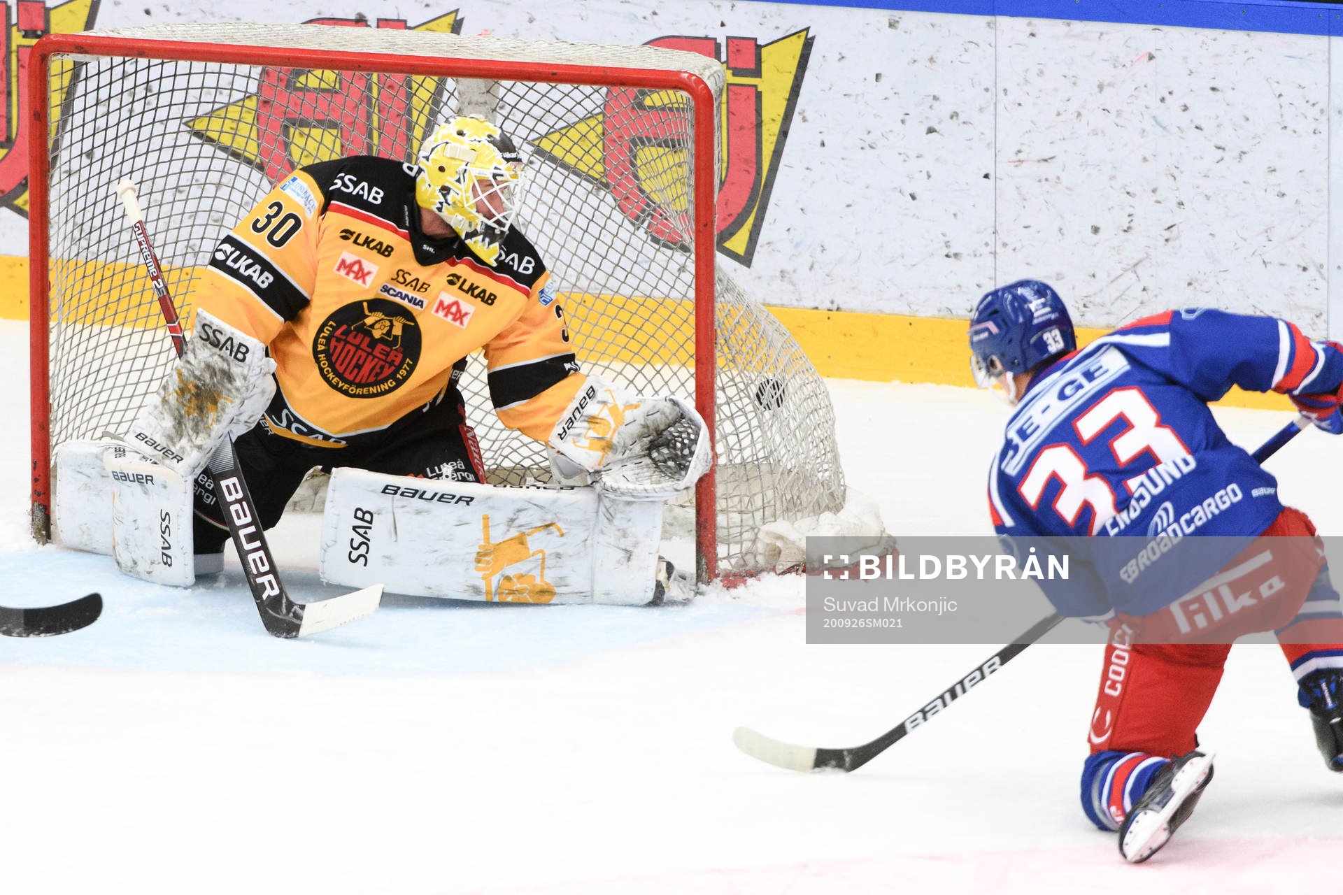 Oskarshamns Filiph Engsund gör 1-1 bakom Luleås målvakt