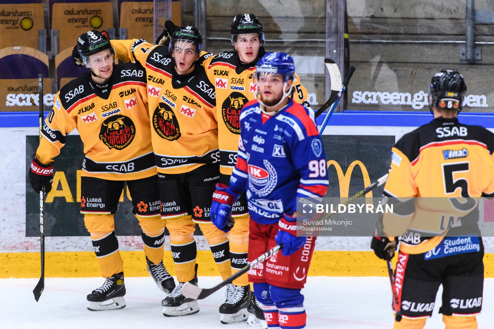 Luleås Einar Emanuelsson jublar med Isac Brännström och