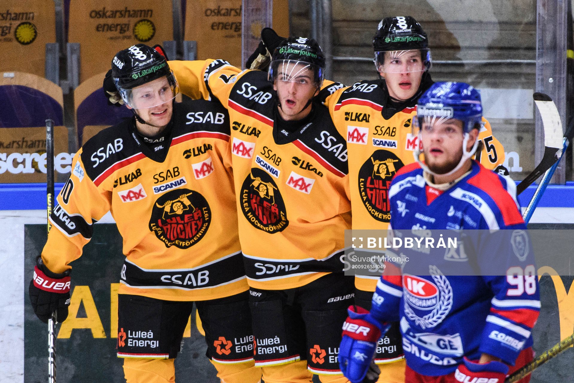 Luleås Einar Emanuelsson jublar med Isac Brännström och