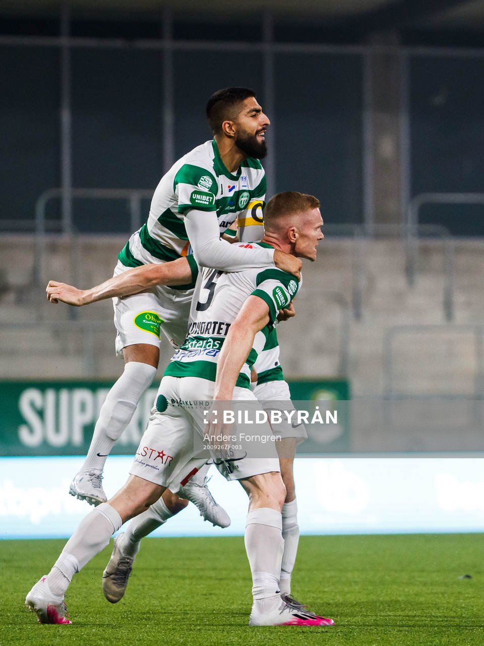 Västerås David Engström jublar med lagkamrater