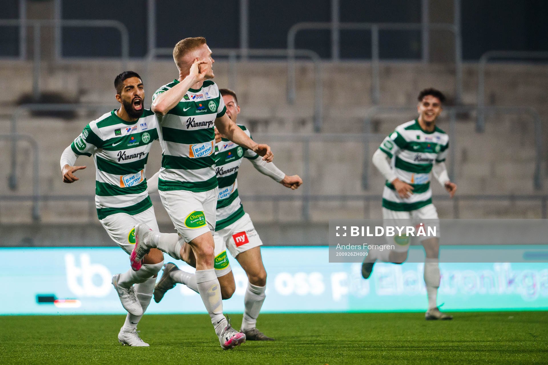 Västerås David Engström jublar med lagkamrater