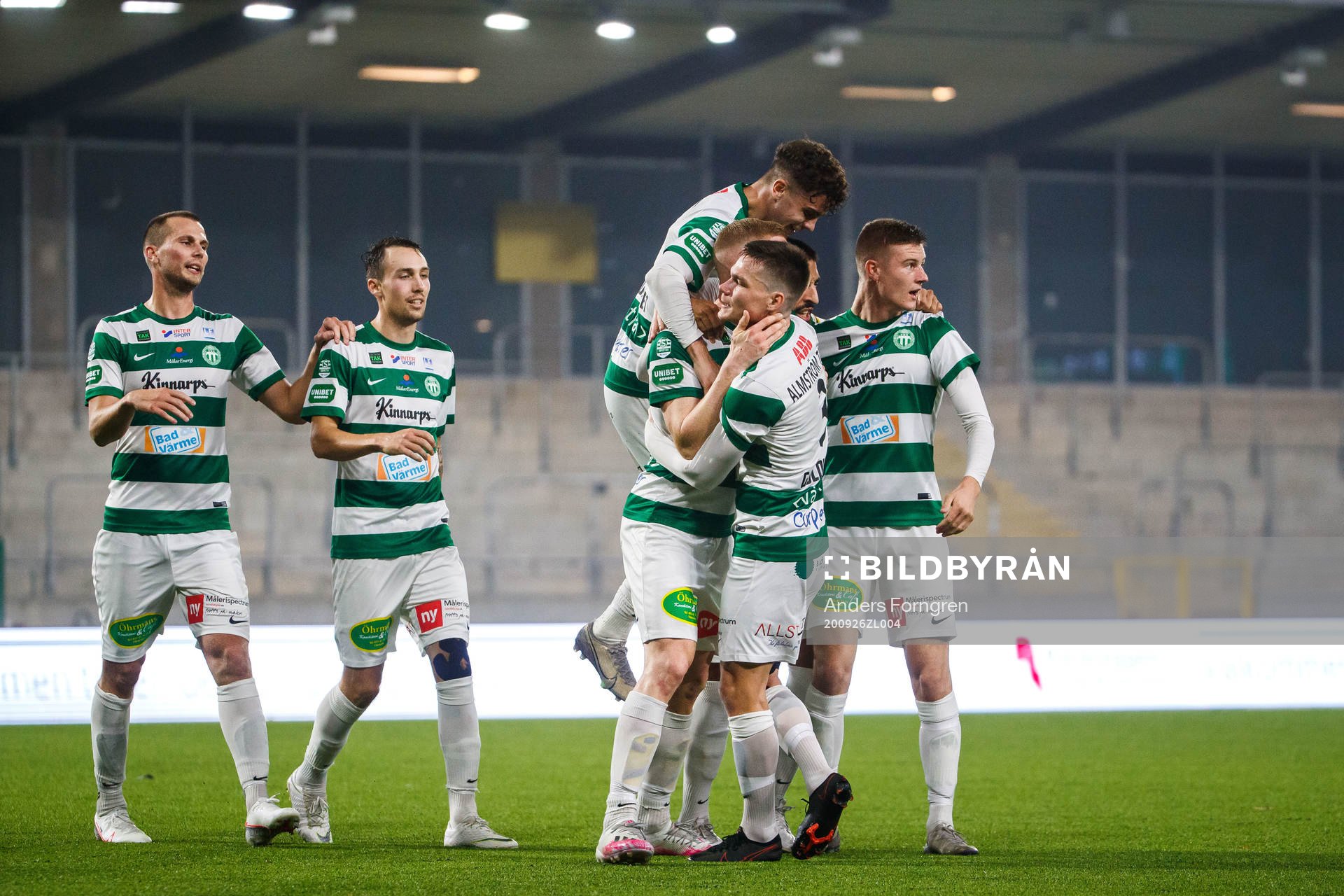 Västerås David Engström jublar med lagkamrater efter 2-2 under fotbollsmatchen i Superettan mellan Västerås SK och Jönköpings Södra den 26 september 2020 i Västerås.