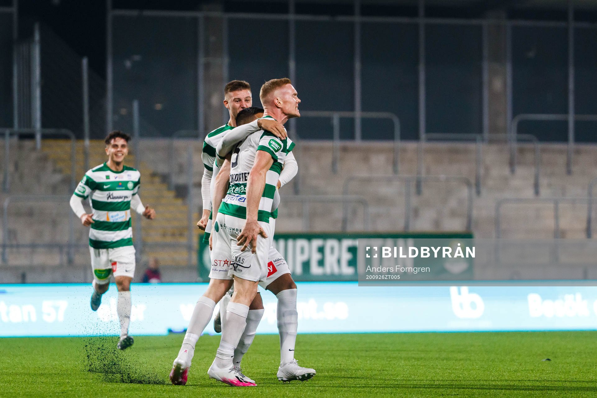 Västerås David Engström jublar med lagkamrater efter 2-2 under fotbollsmatchen i Superettan mellan Västerås SK och Jönköpings Södra den 26 september 2020 i Västerås.