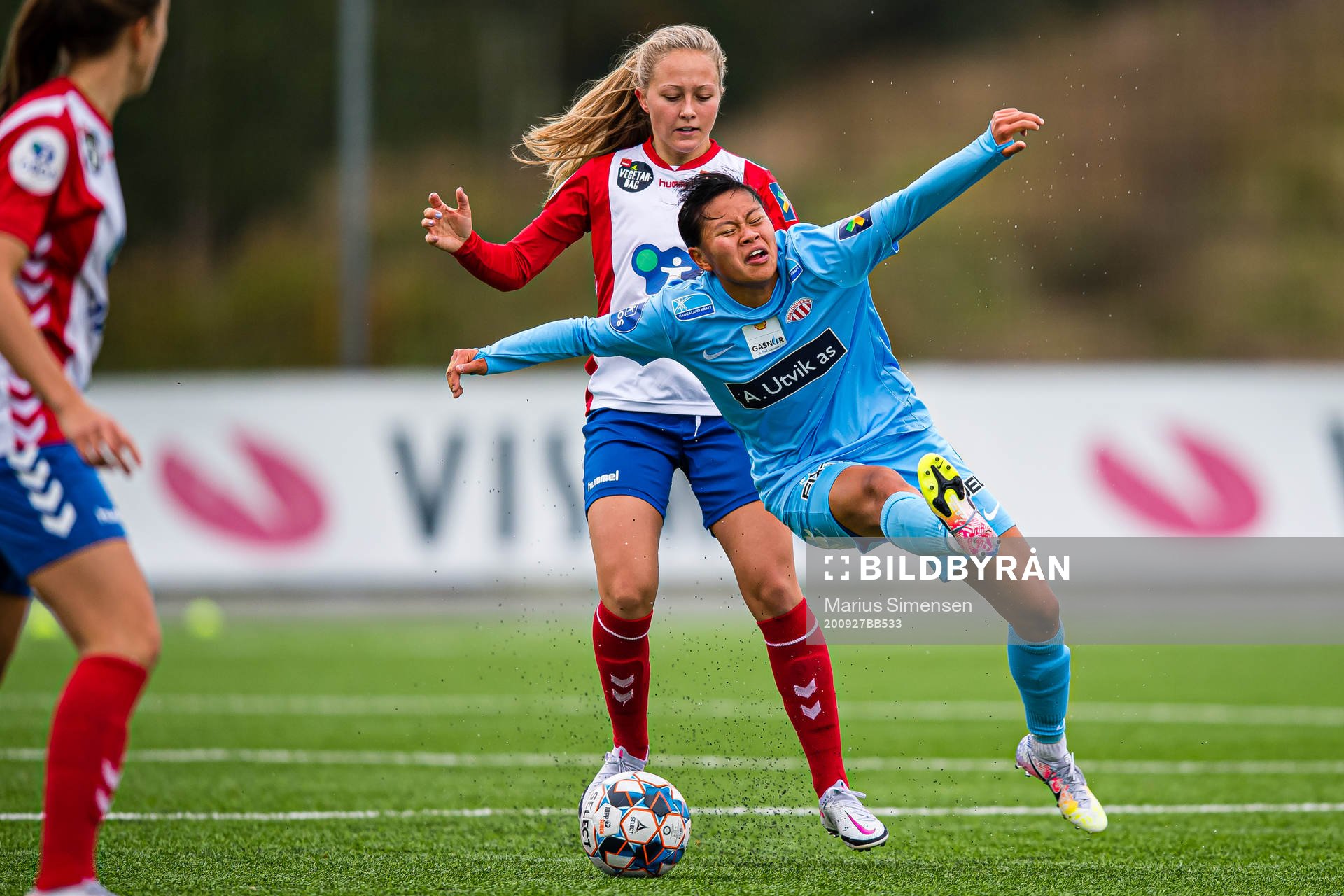Camilla Linberg of Lyn and Ylinn Tennebø of Avaldsnes during the Toppserien football match between Lyn and Avaldsnes on September 27, 2020 in Oslo.