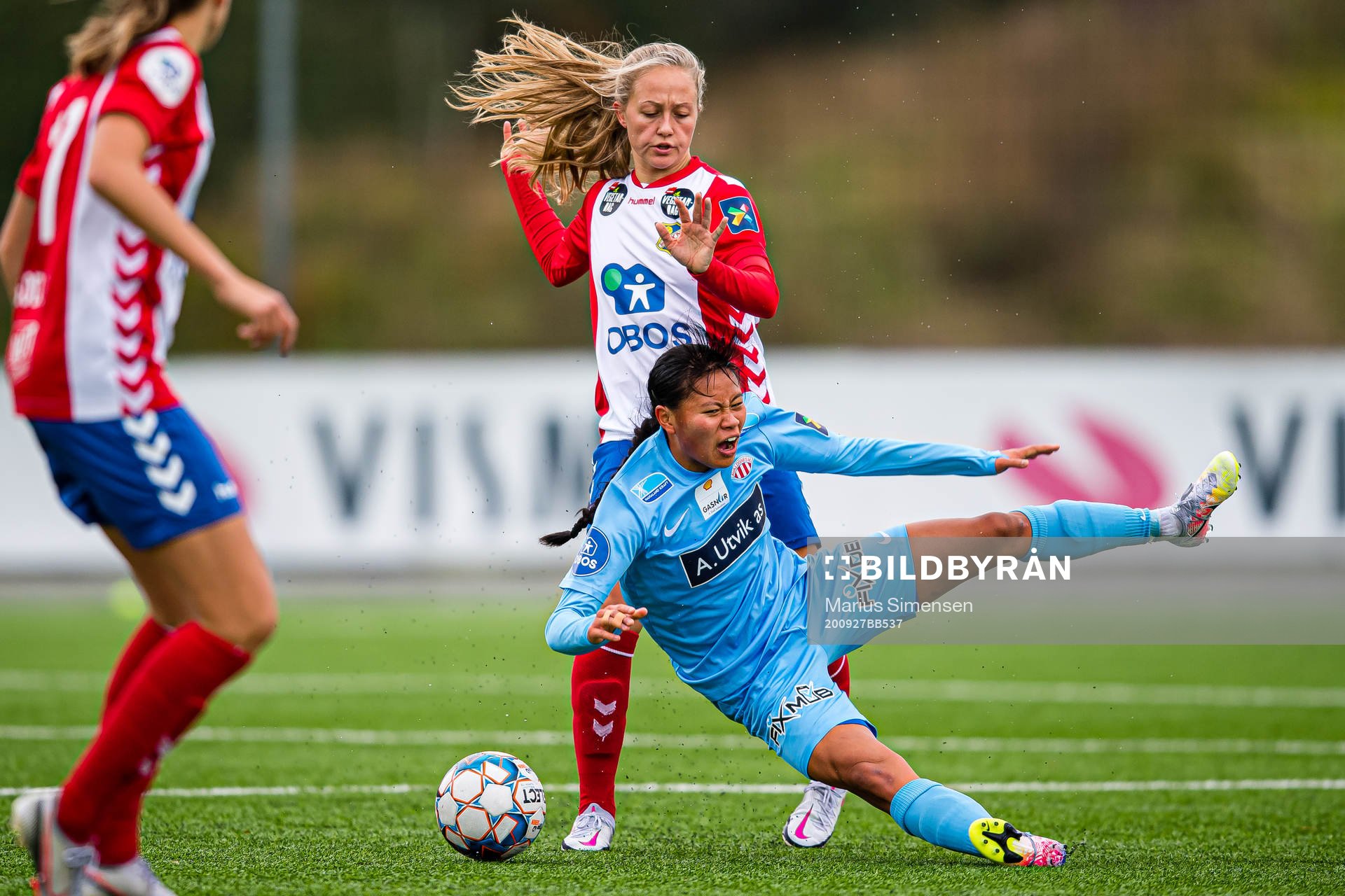 Camilla Linberg of Lyn and Ylinn Tennebø of Avaldsnes