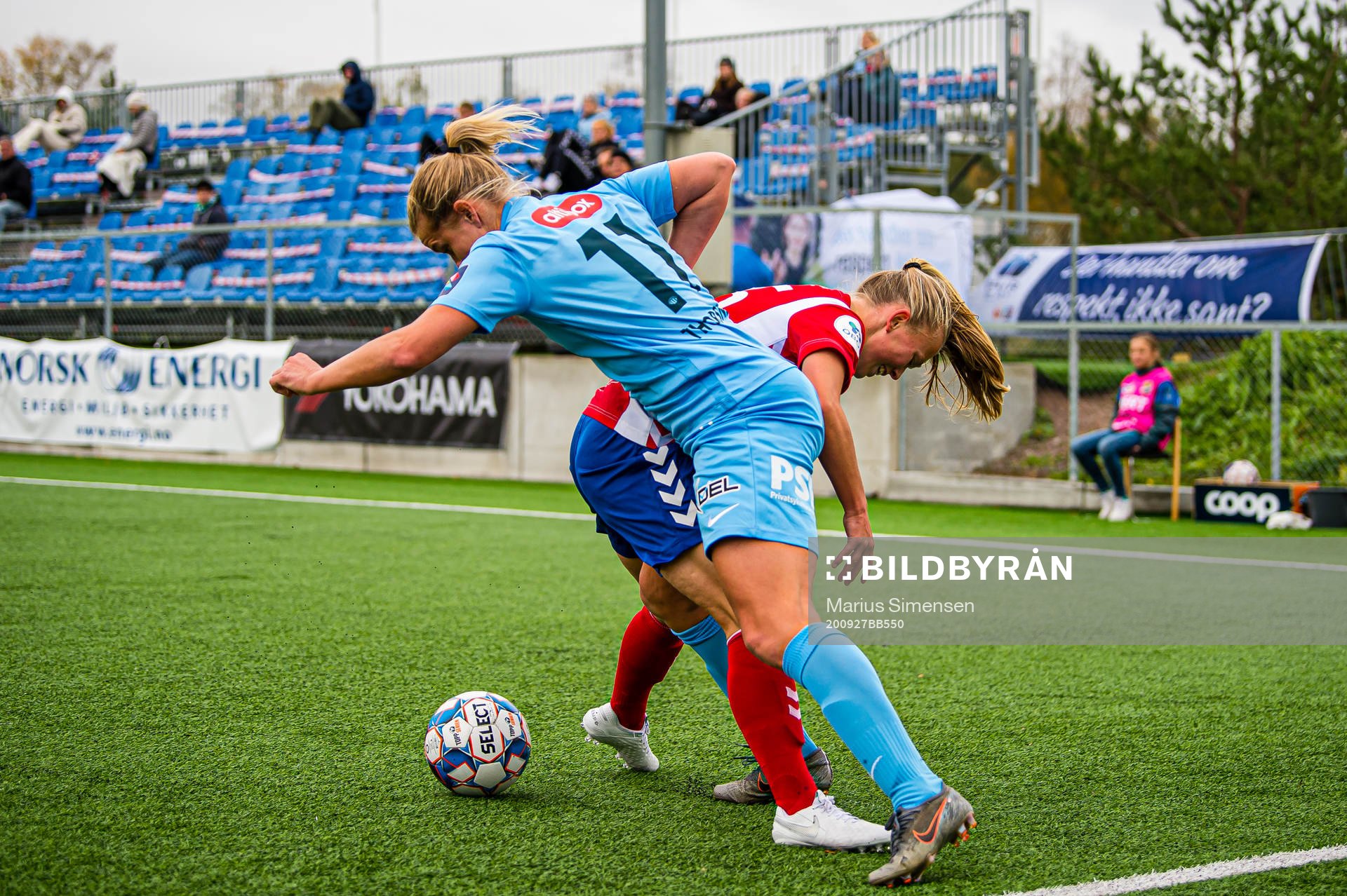 Elise Hove Thorsnes of Avaldsnes and Emilie Bølviken of Lyn