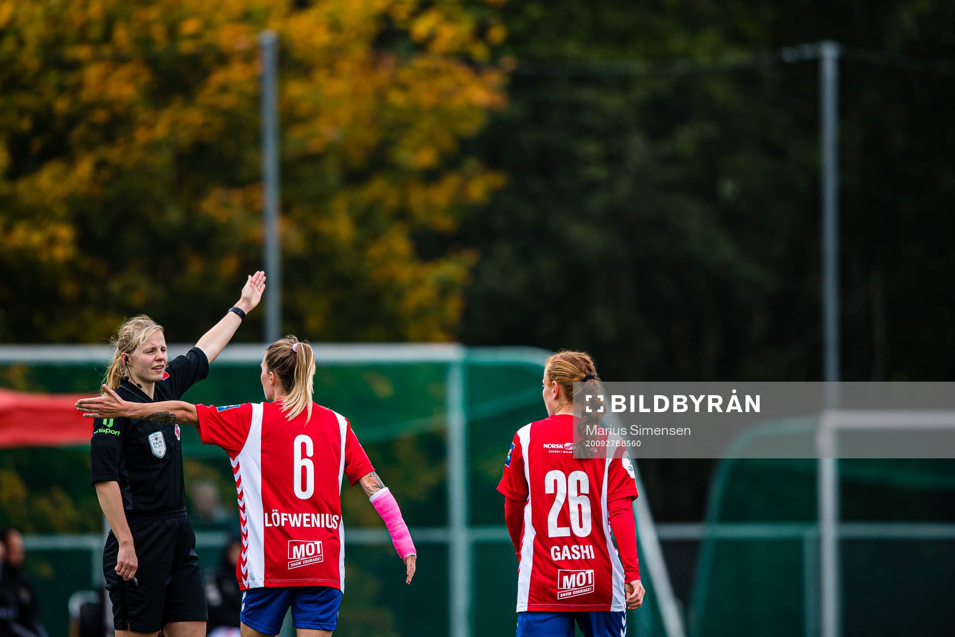 Veronika Fjeldvær, referee, and Mimmi Matilda Löfwenius