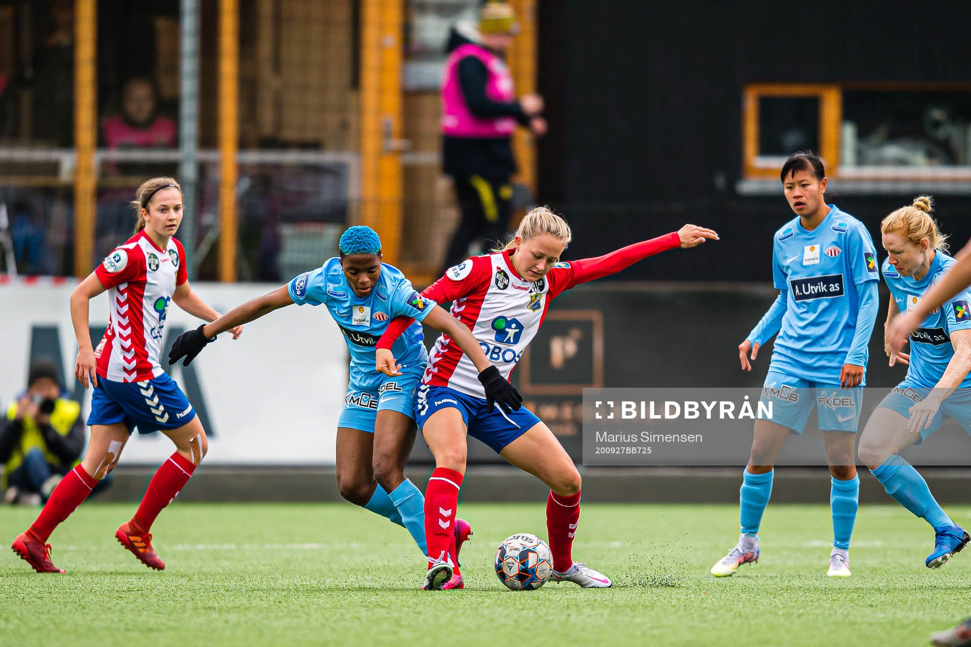 Rasheedat Busayo Ajibade of Avaldsnes and Camilla Linberg of Lyn during the Toppserien football match between Lyn and Avaldsnes on September 27, 2020 in Oslo.