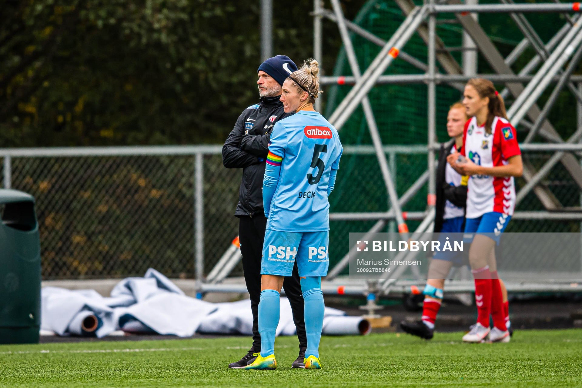 Thomas Dahle, head coach of Avaldsnes, and Robyn Elizabeth Decker of Avaldsnes looks dejected after the Toppserien football match between Lyn and Avaldsnes on September 27, 2020 in Oslo.