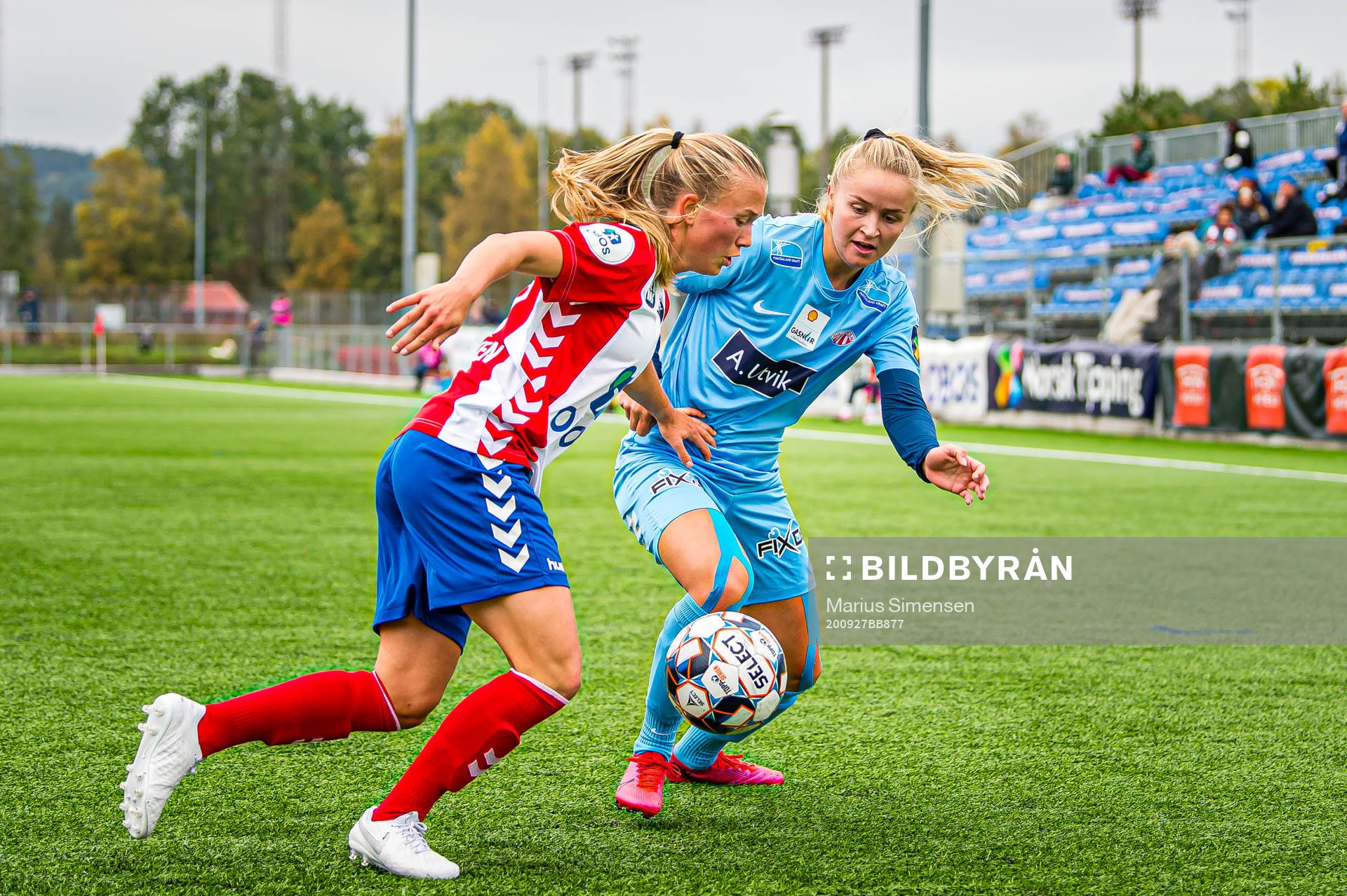 Emilie Bølviken of Lyn and Anna Langås Jøsendal of