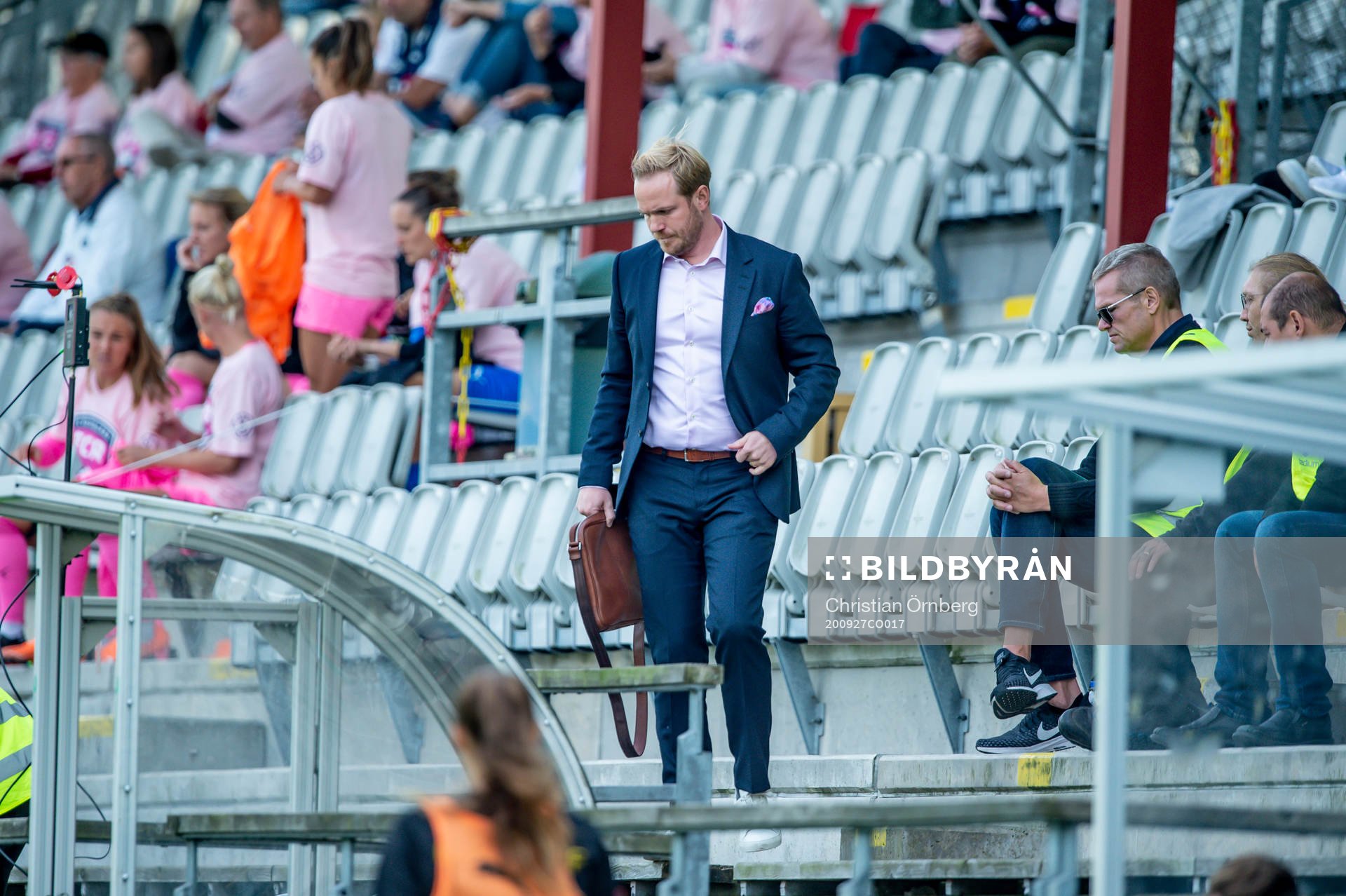 Rosengårds tränare Jonas Eidevall på läktaren i början