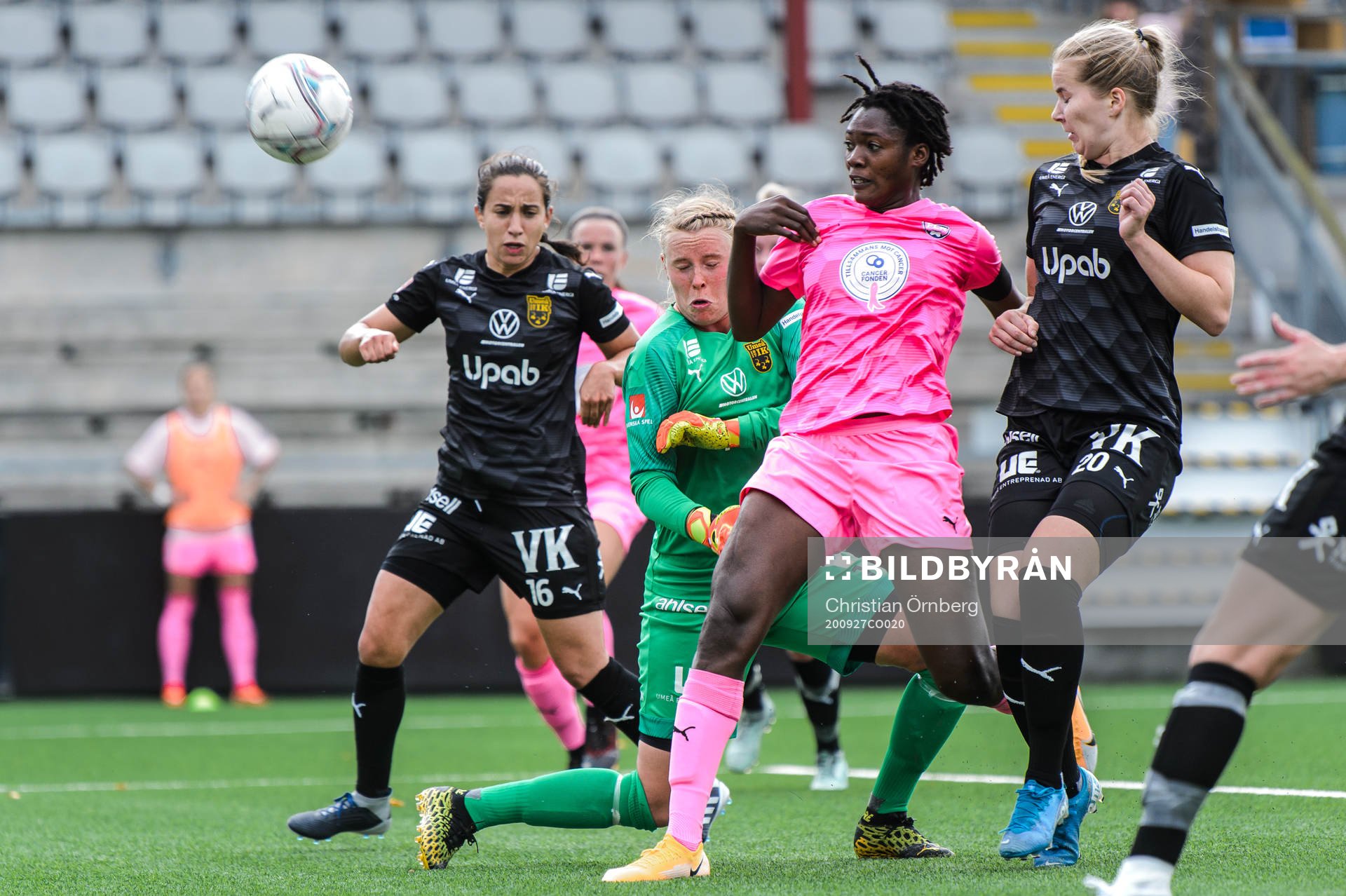 Rosengårds Anam Imo oroar framför Umeås Briana Campos,