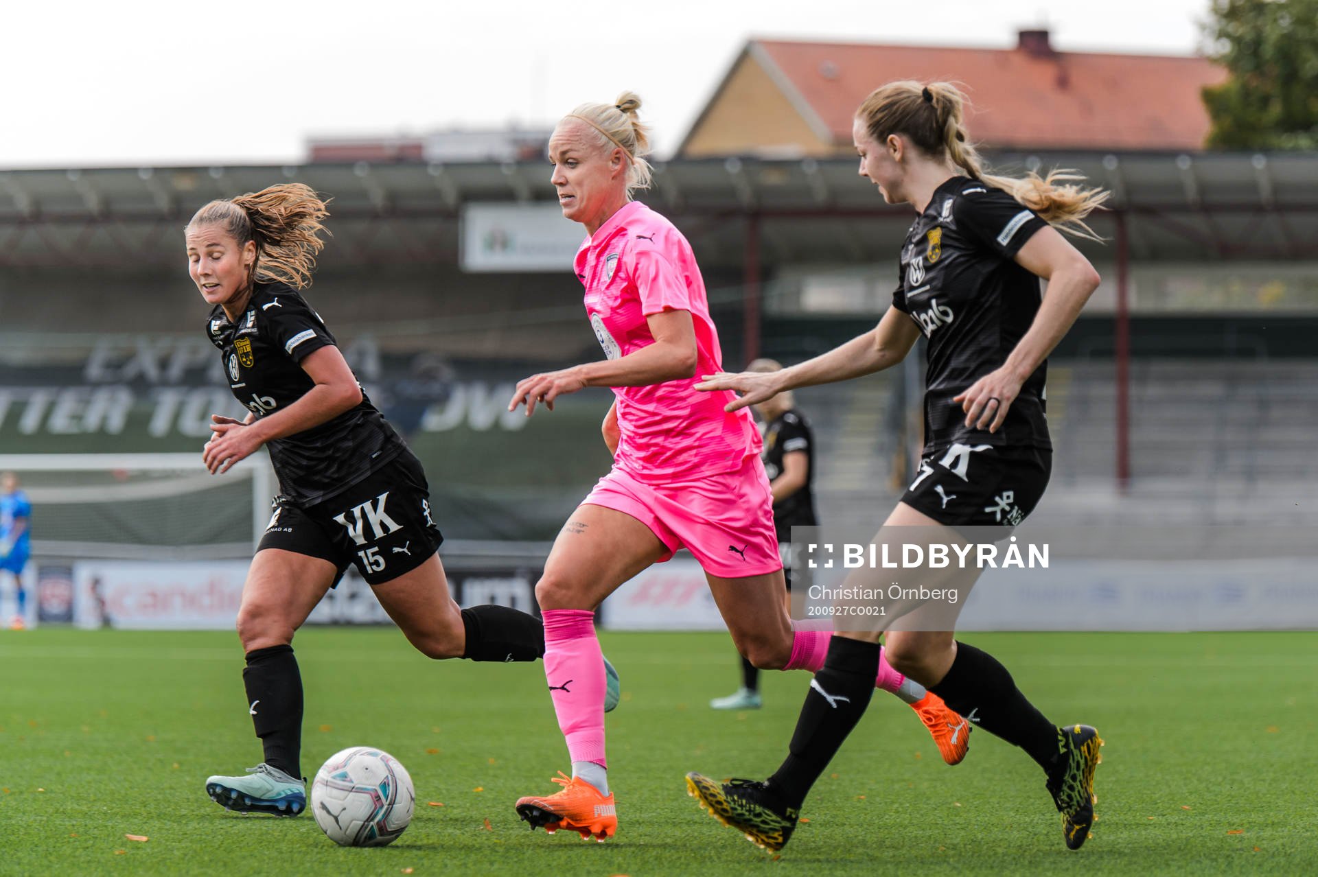 Rosengårds Caroline Seger i en kamp mot Umeås Olivia Holm