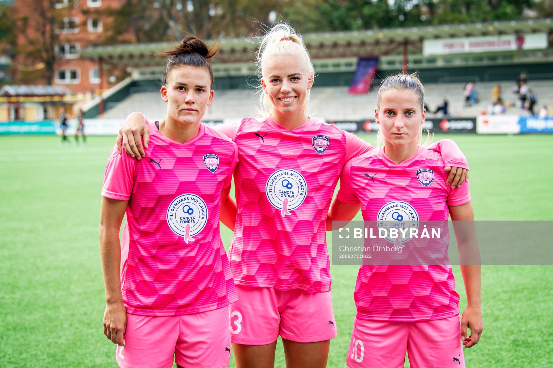 Rosengårds Katrine Veje, Sofie Svava och Jelena Cankovic poserar med de nya tröjorna efter fotbollsmatchen i Damallsvenskan mellan FC Rosengård och Umeå den 27 september 2020 i Malmö.