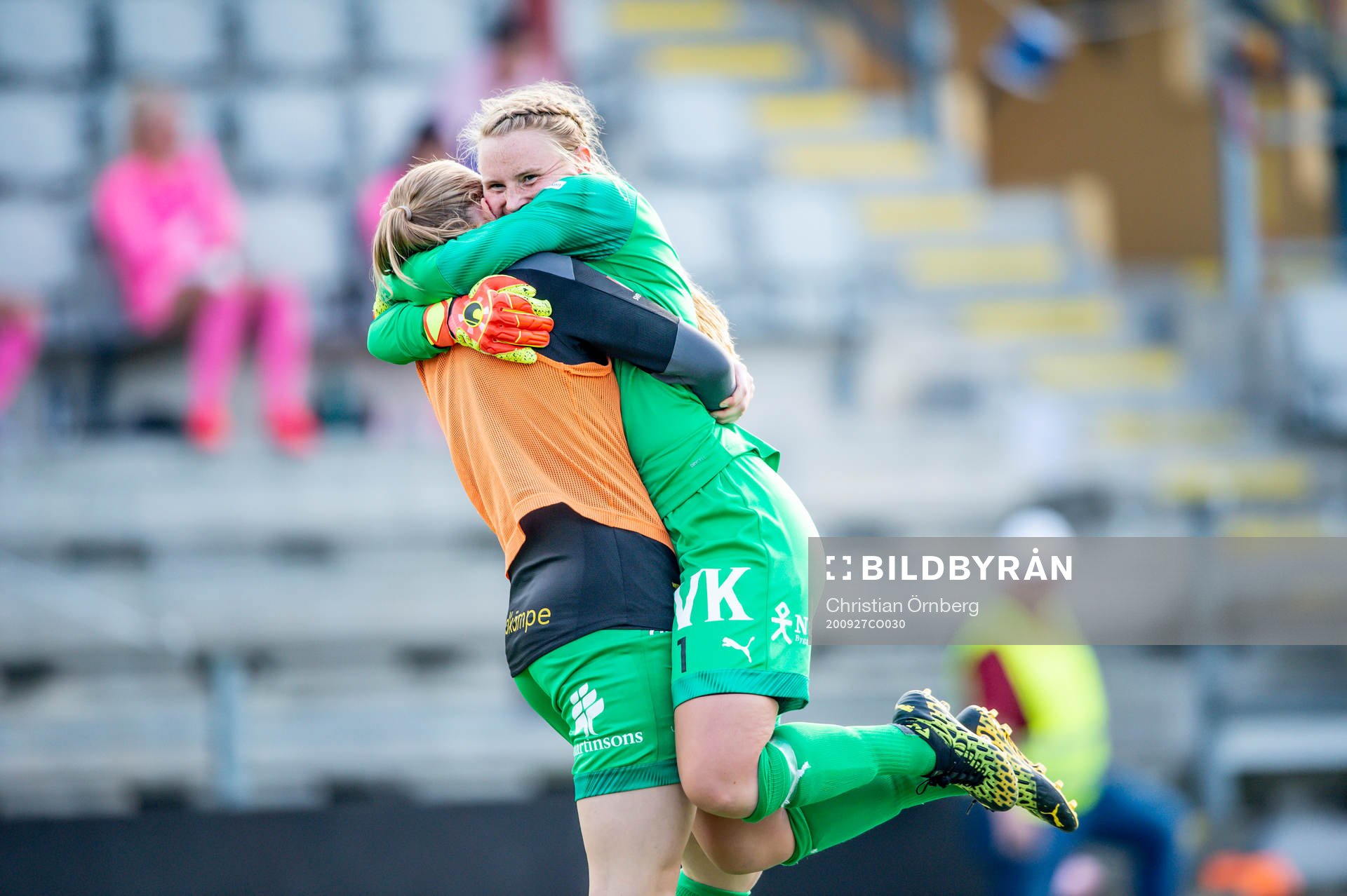 Umeås målvakt Agnes Granberg kramas om efter fotbollsmatchen i Damallsvenskan mellan FC Rosengård och Umeå den 27 september 2020 i Malmö.