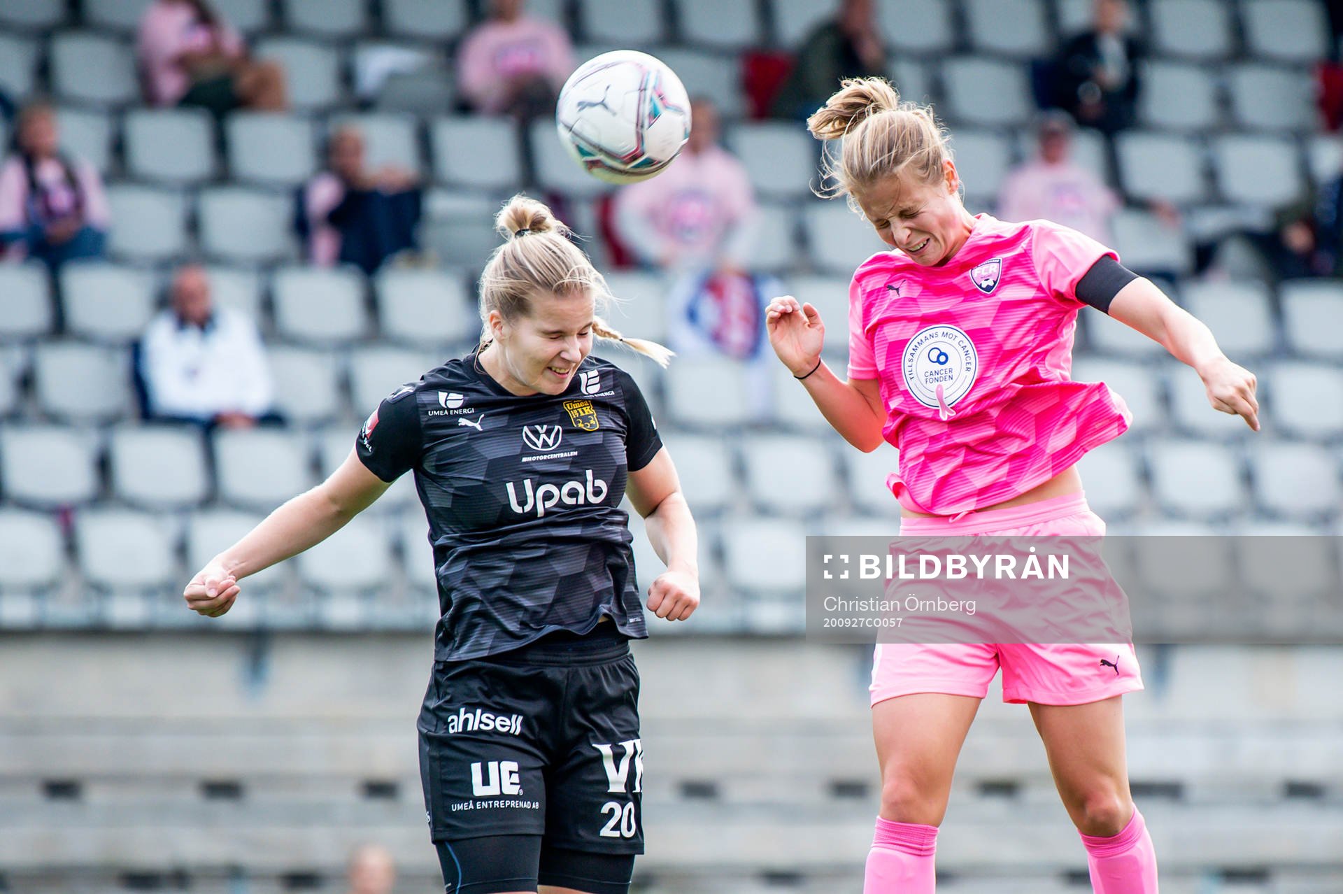 Umeås Eva Nyström i luftduell med Rosengårds Anna