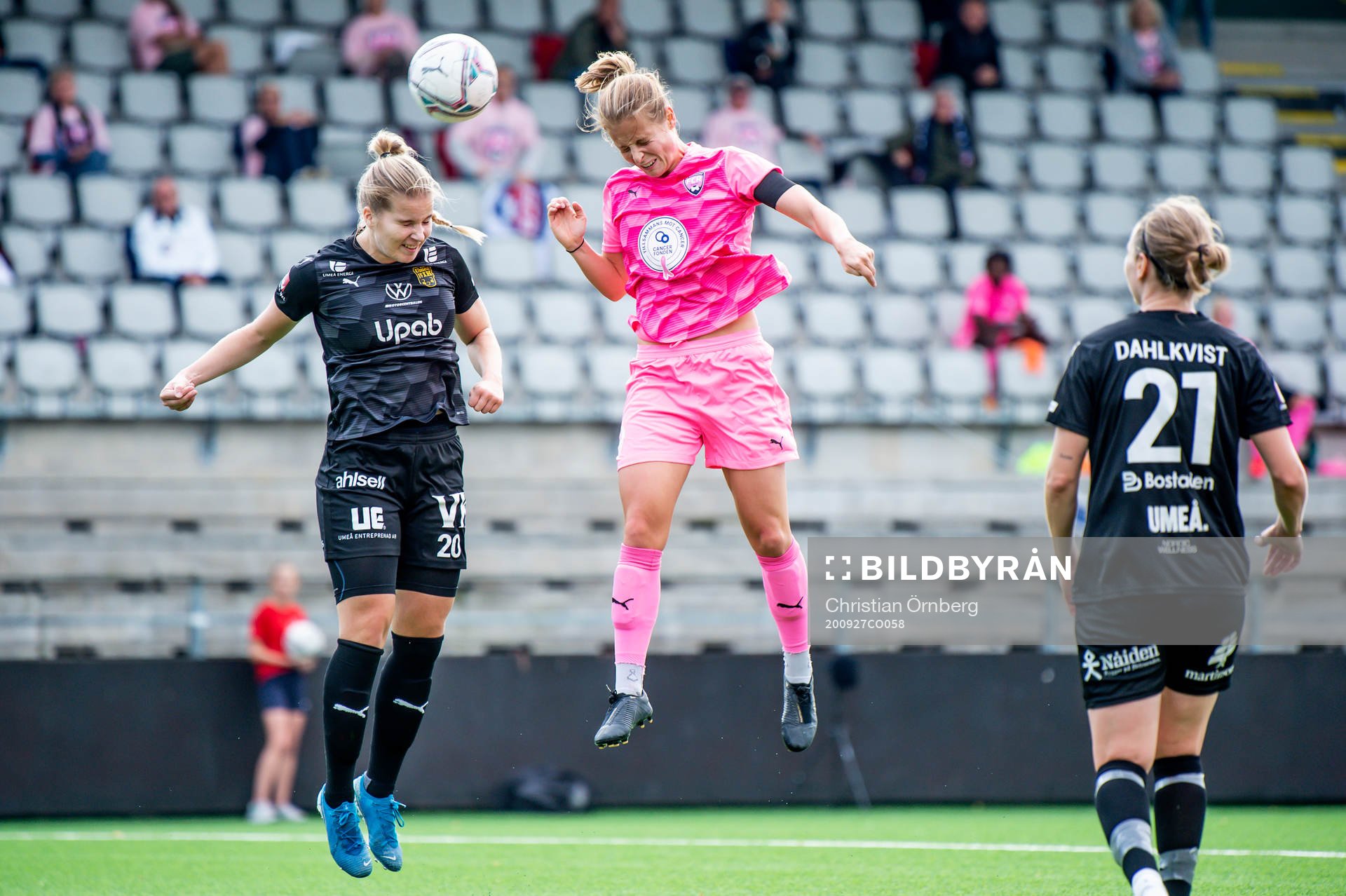 Umeås Eva Nyström i luftduell med Rosengårds Anna