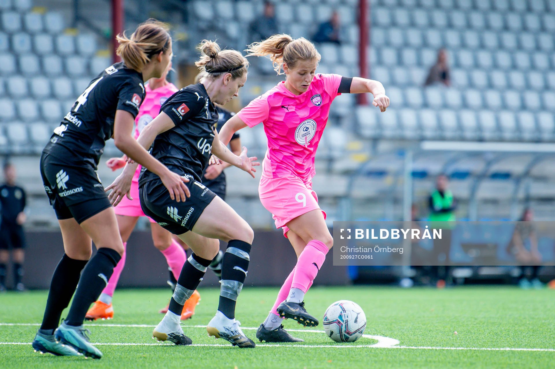 Umeås Lisa Dahlkvist mot Rosengårds Anna Anvegård under fotbollsmatchen i Damallsvenskan mellan FC Rosengård och Umeå den 27 september 2020 i Malmö.