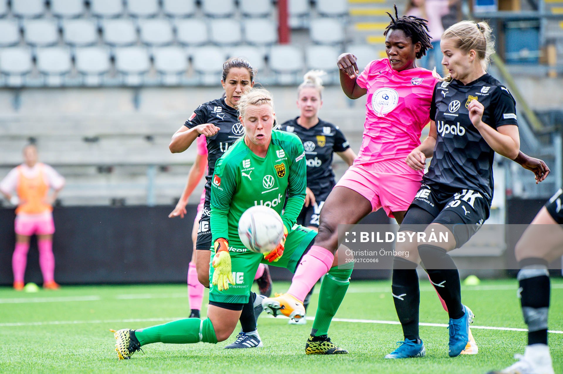 Rosengårds Anam Imo mot Umeås målvakt Agnes Granberg och Eva Nyström under fotbollsmatchen i Damallsvenskan mellan FC Rosengård och Umeå den 27 september 2020 i Malmö.