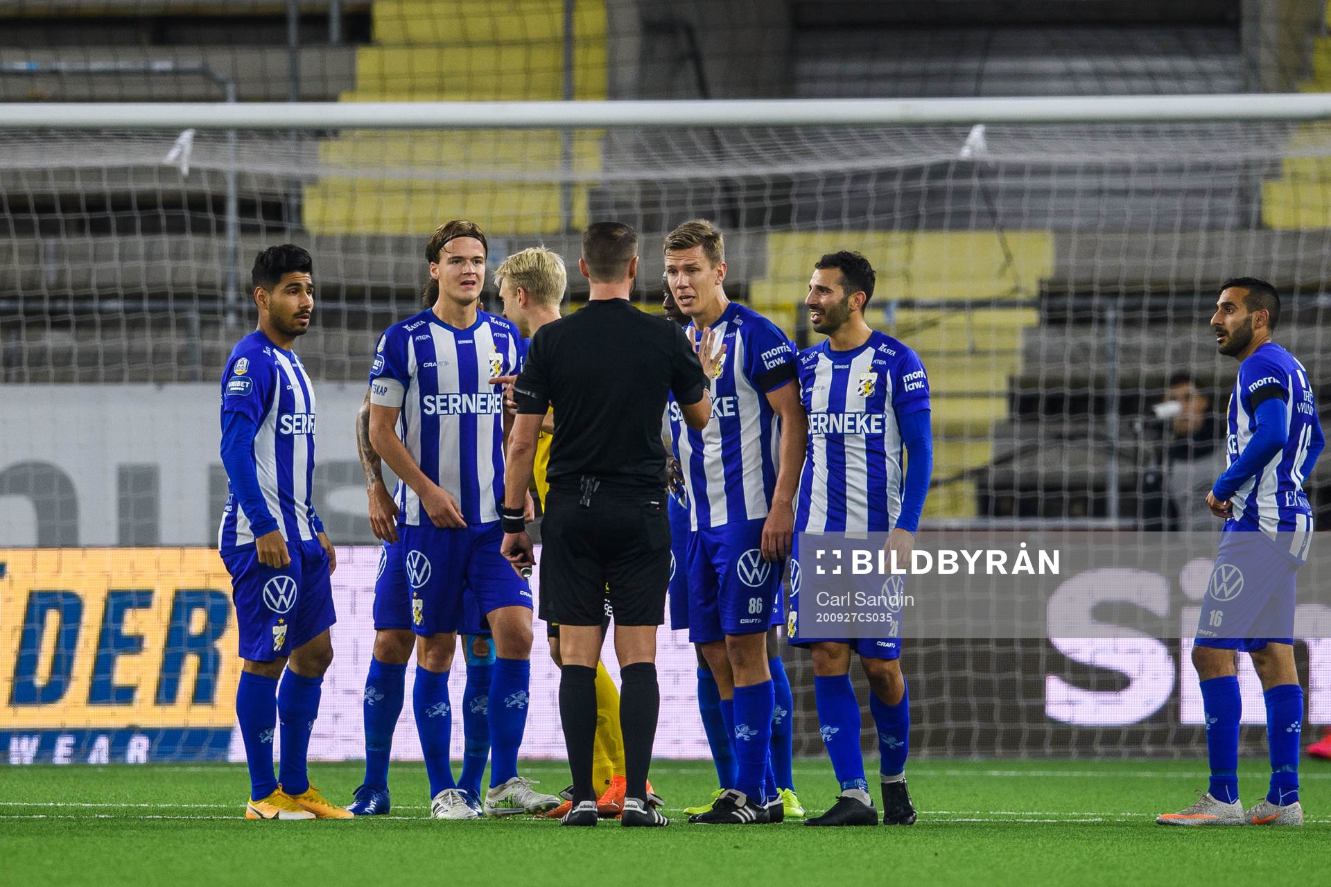 IFK Göteborg spelare i samtal med domaren