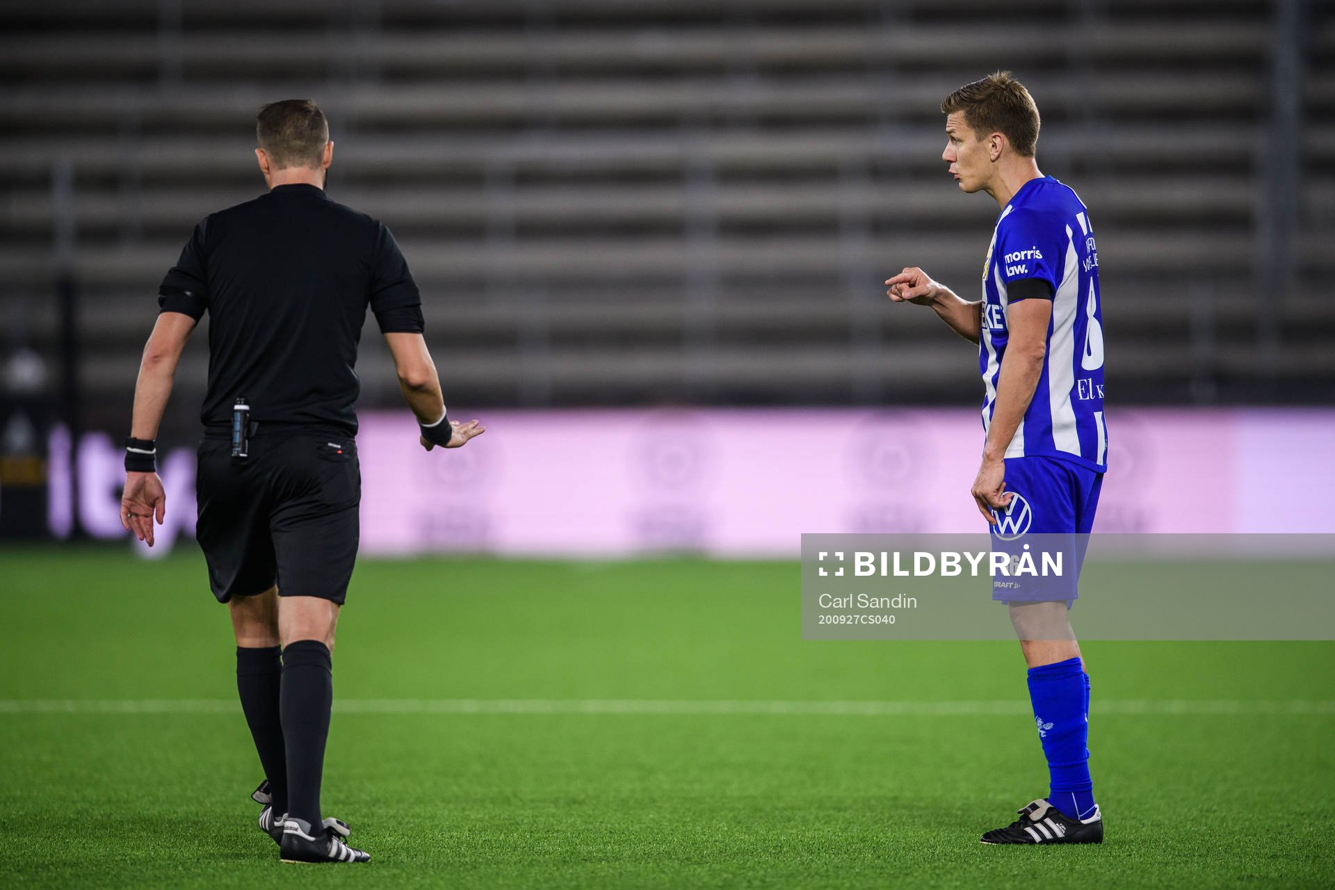 IFK Göteborg Pontus Wernbloom i samtal med domaren